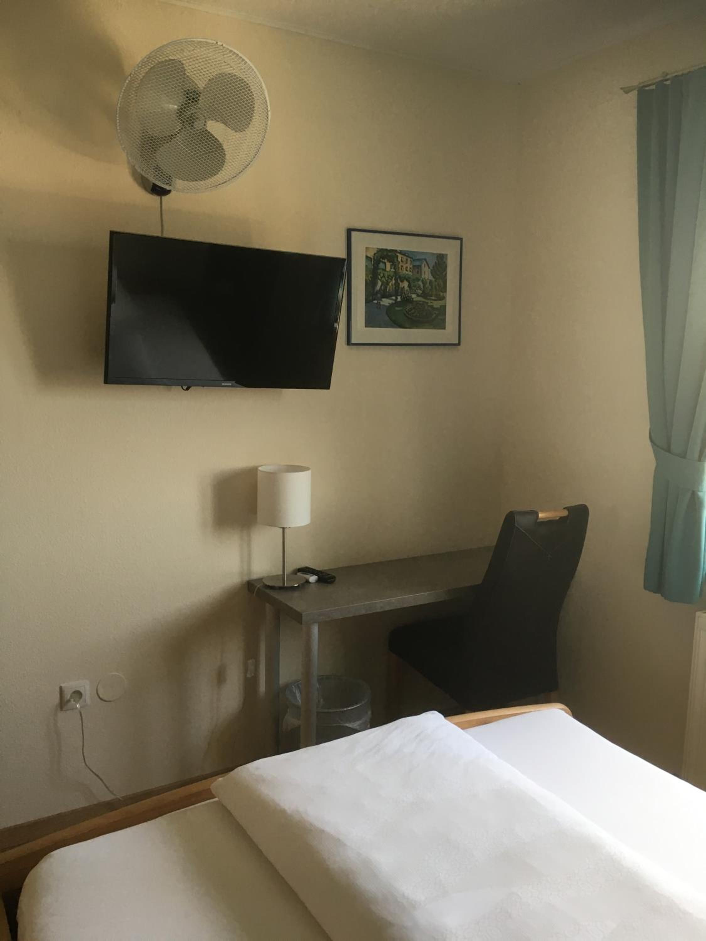 Deluxe Double Room with Shower - Photo 8