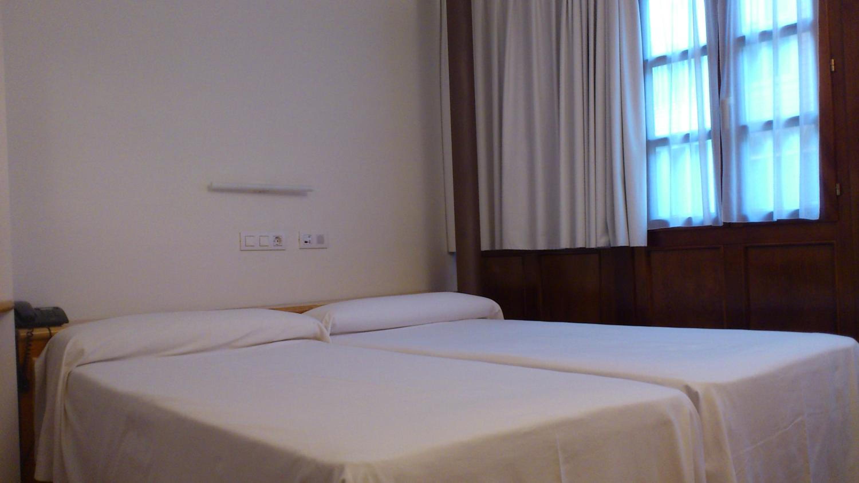 Double or Twin Room - Photo 10