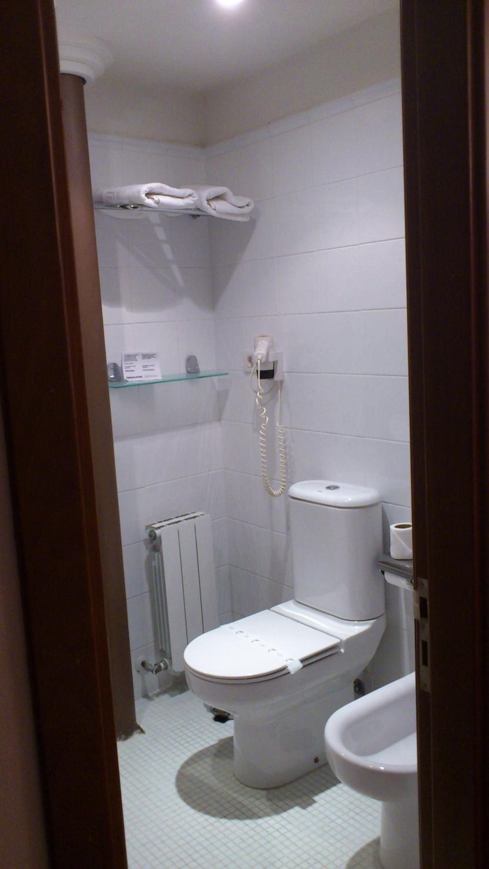 Double or Twin Room - Photo 11