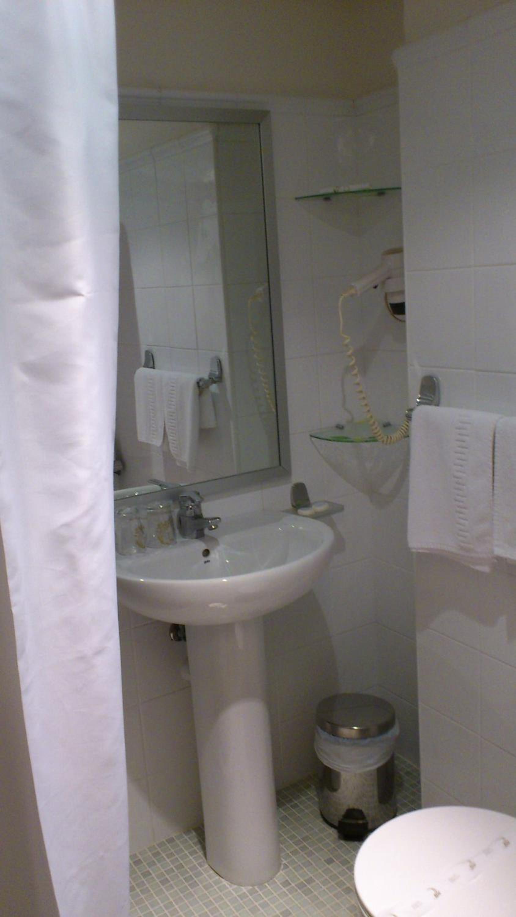 Double or Twin Room - Photo 12