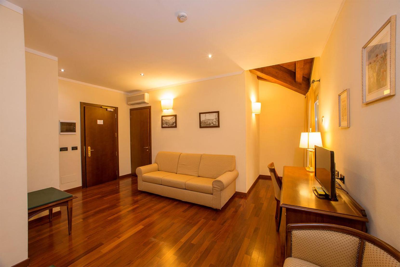 Family Room (2 Adults + 2 Children) photo 2