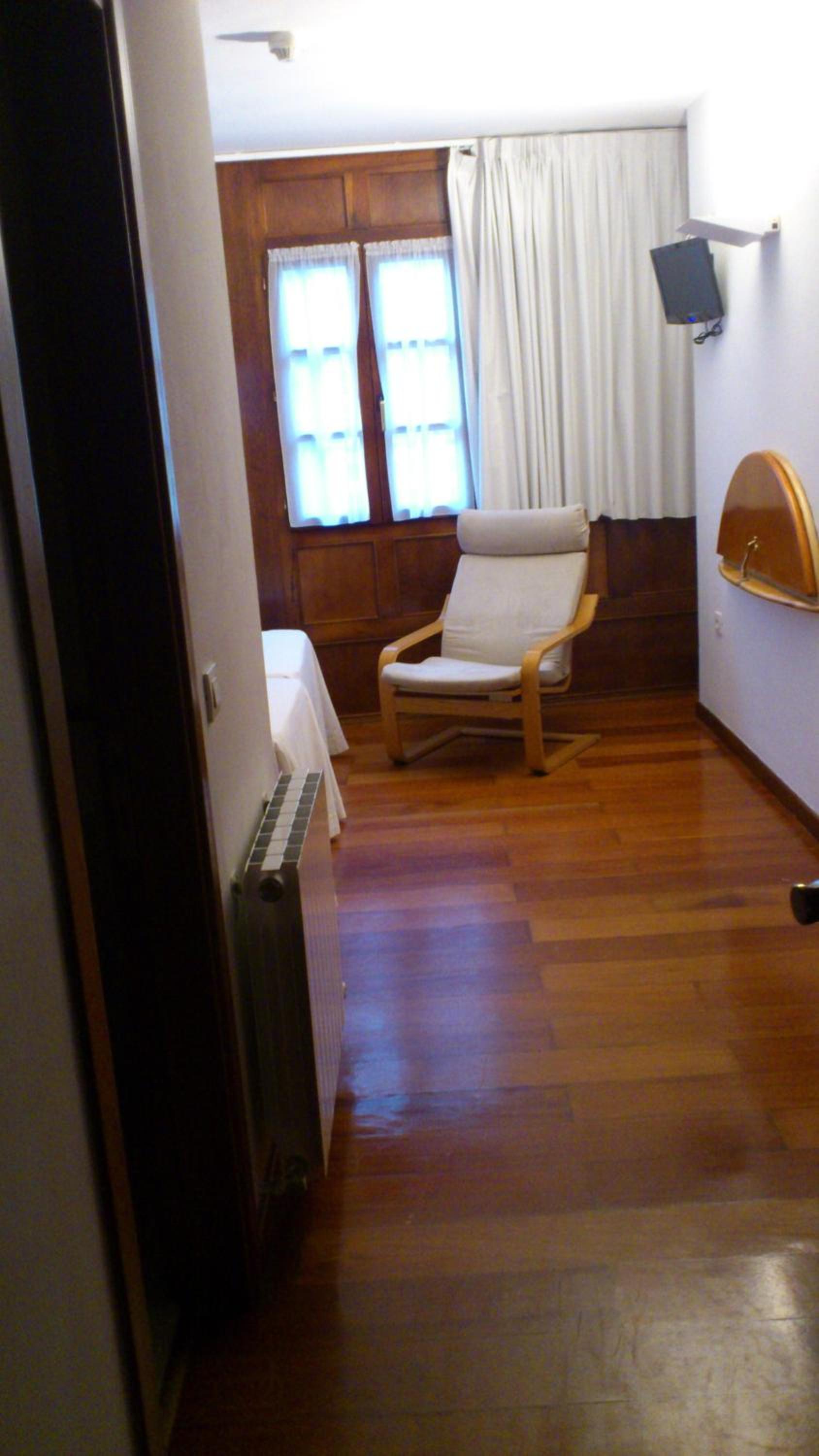 Twin Room with Extra Bed - Photo 4