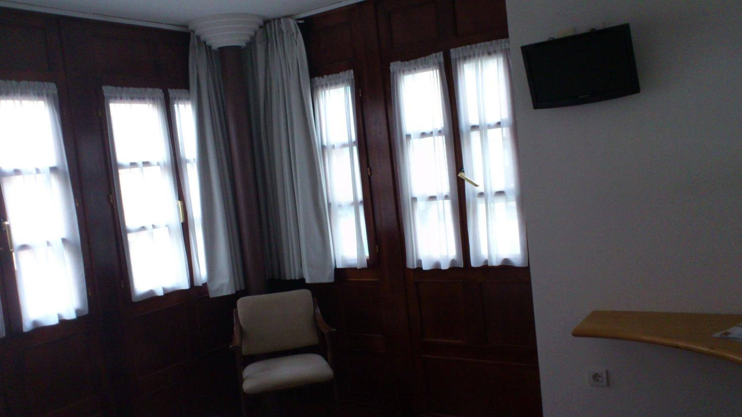Twin Room with Extra Bed - Photo 5