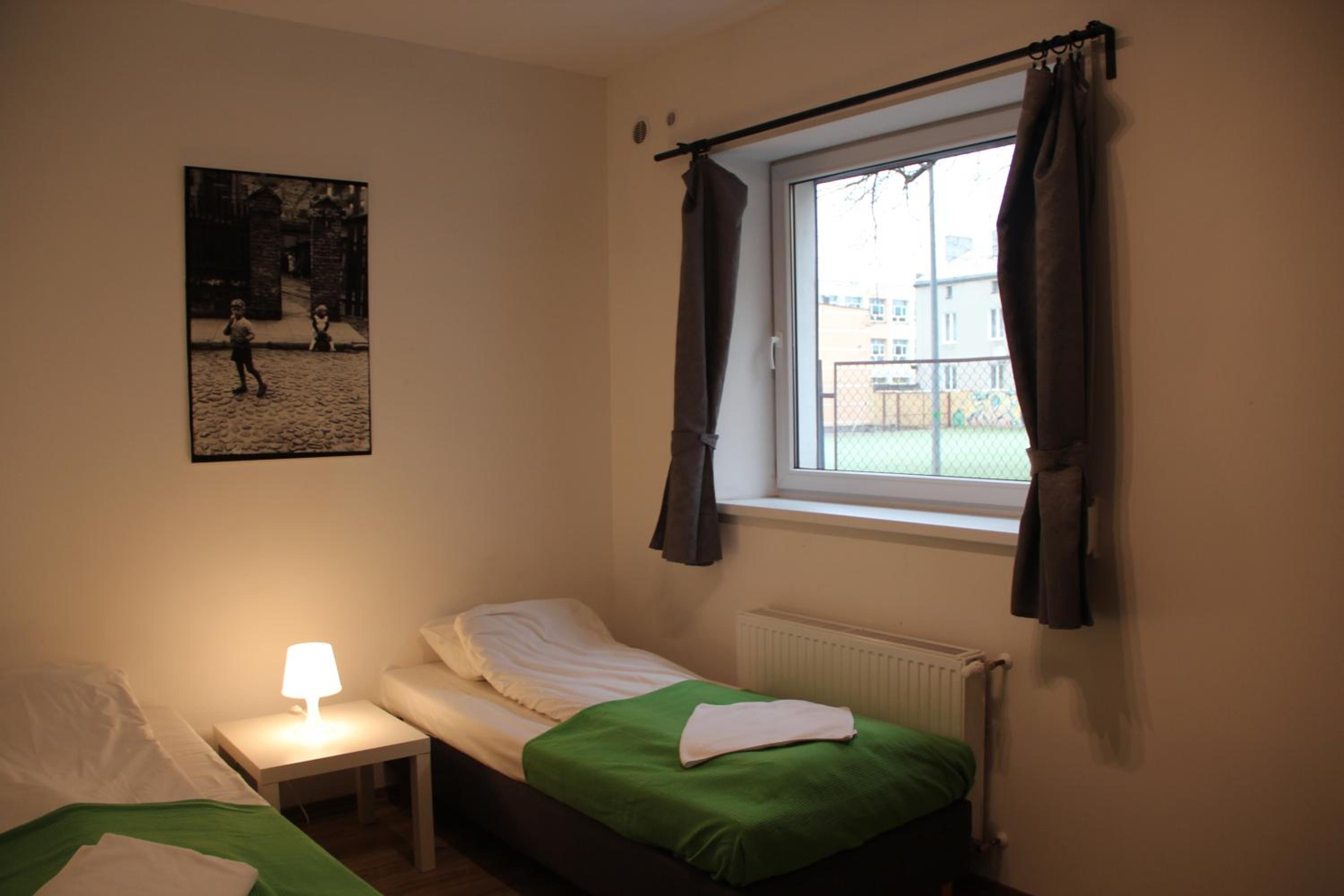 Twin Room with Bathroom - Photo 3