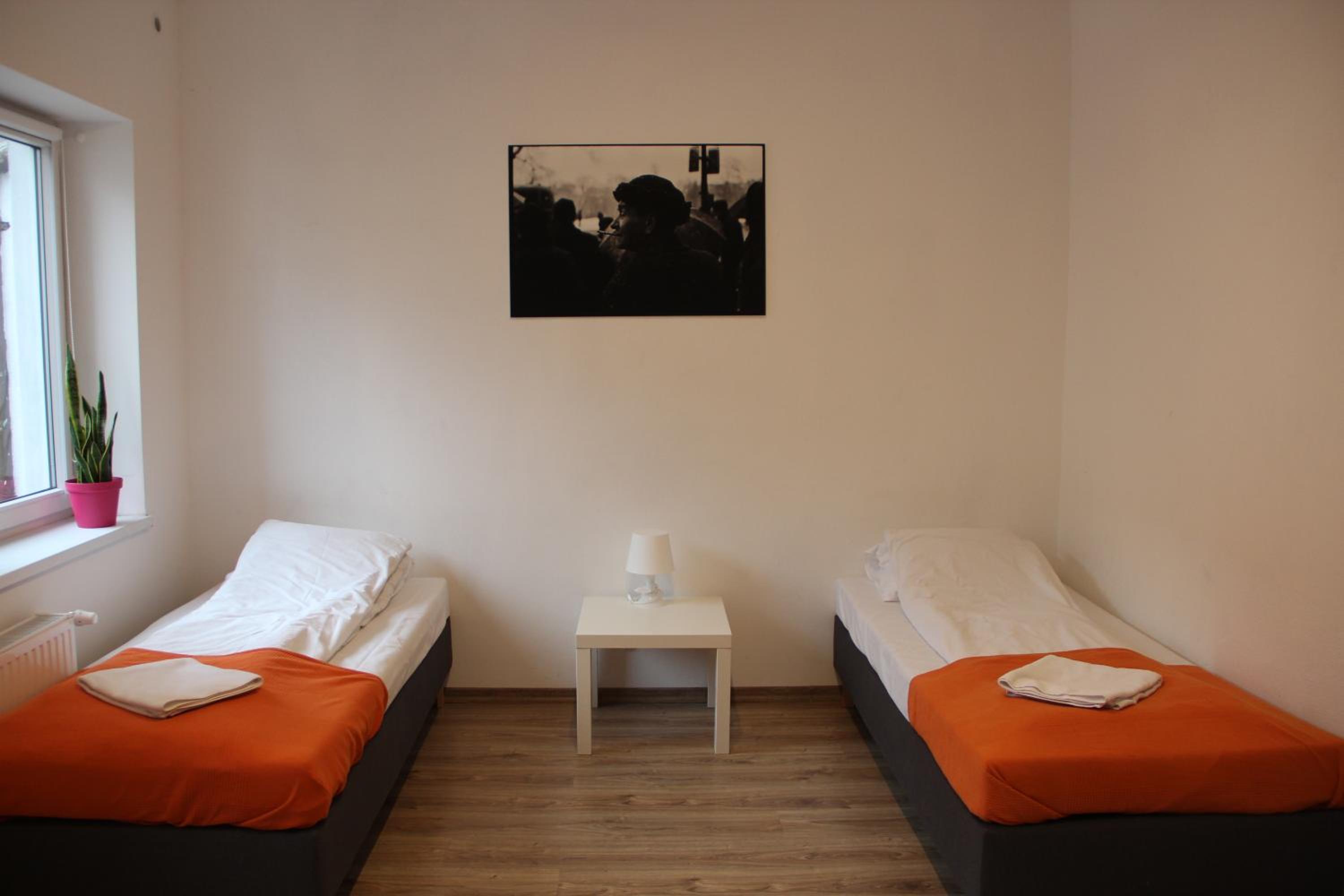 Twin Room with Bathroom - Photo 10