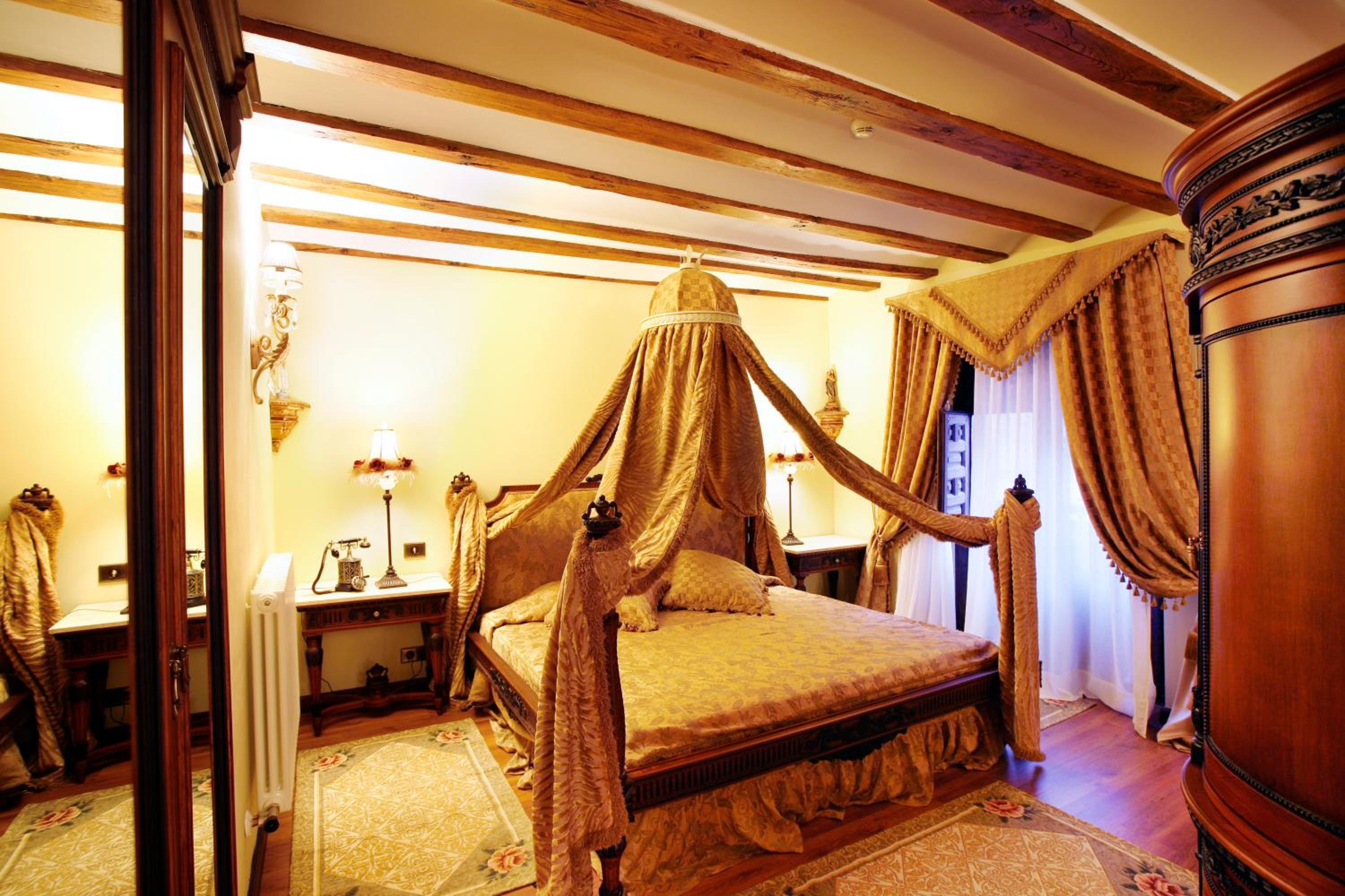 Suite - Photo 1