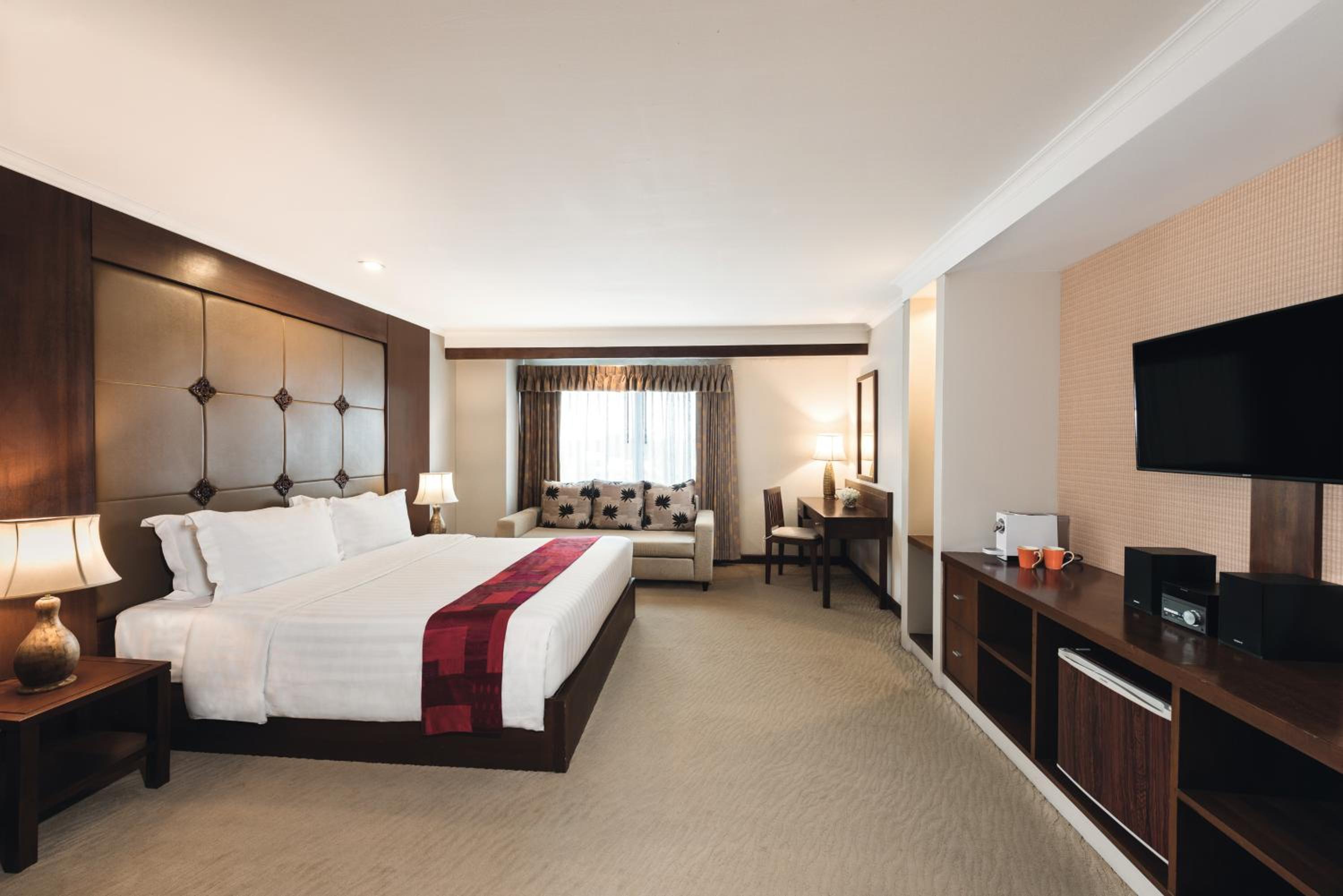 Premium King Room - Photo 12