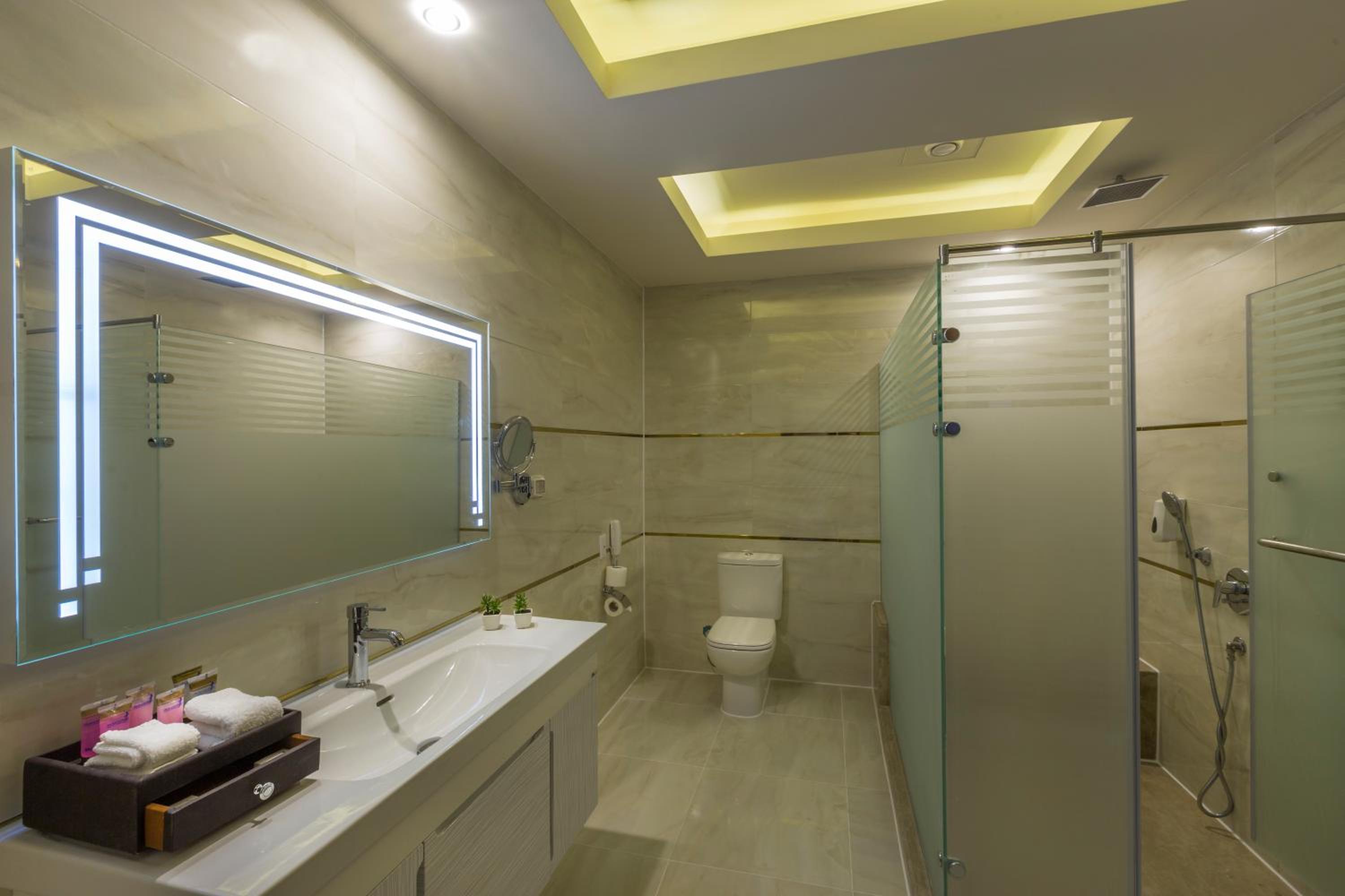 King Suite with Pool View photo 2