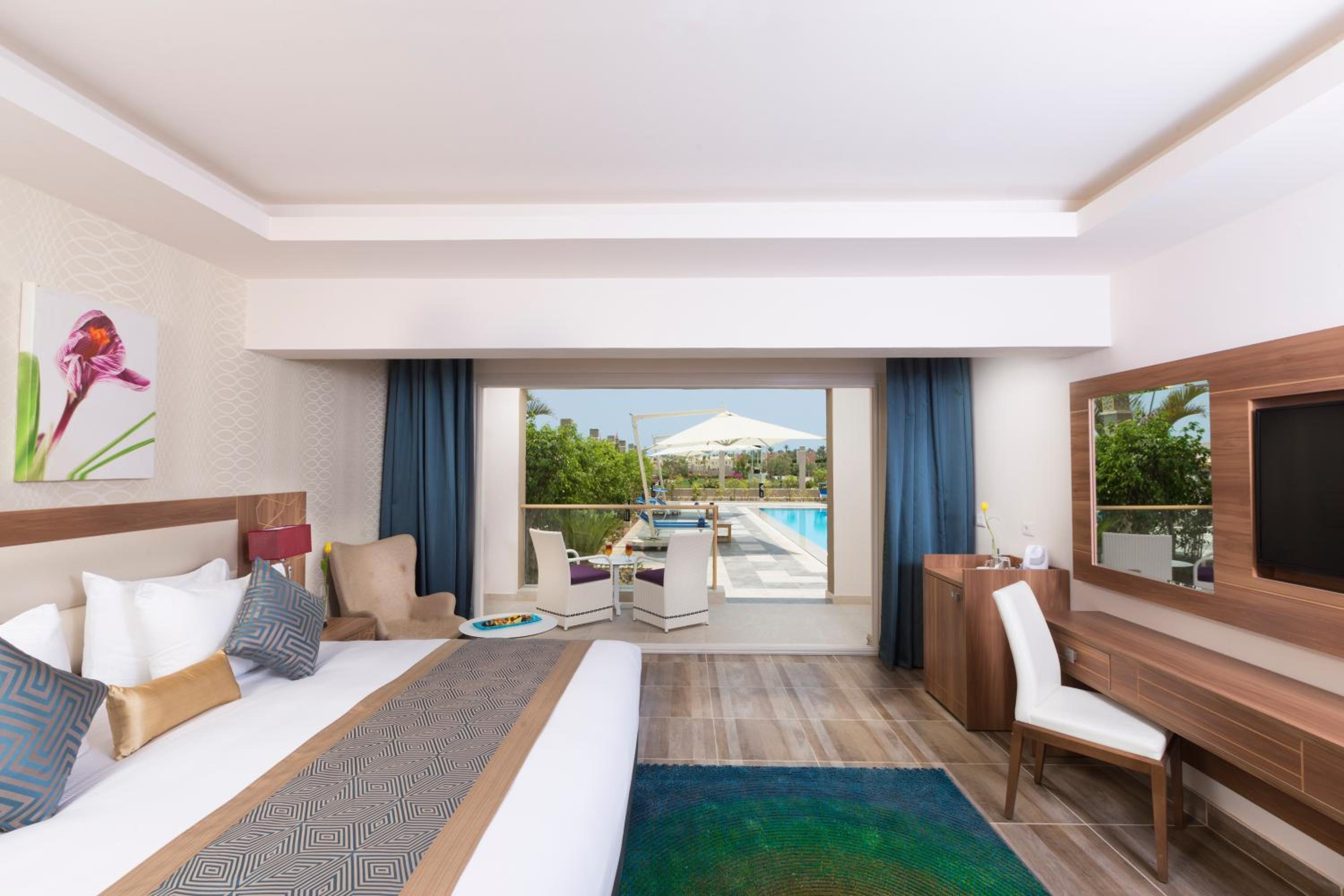 King Suite with Pool View photo 3
