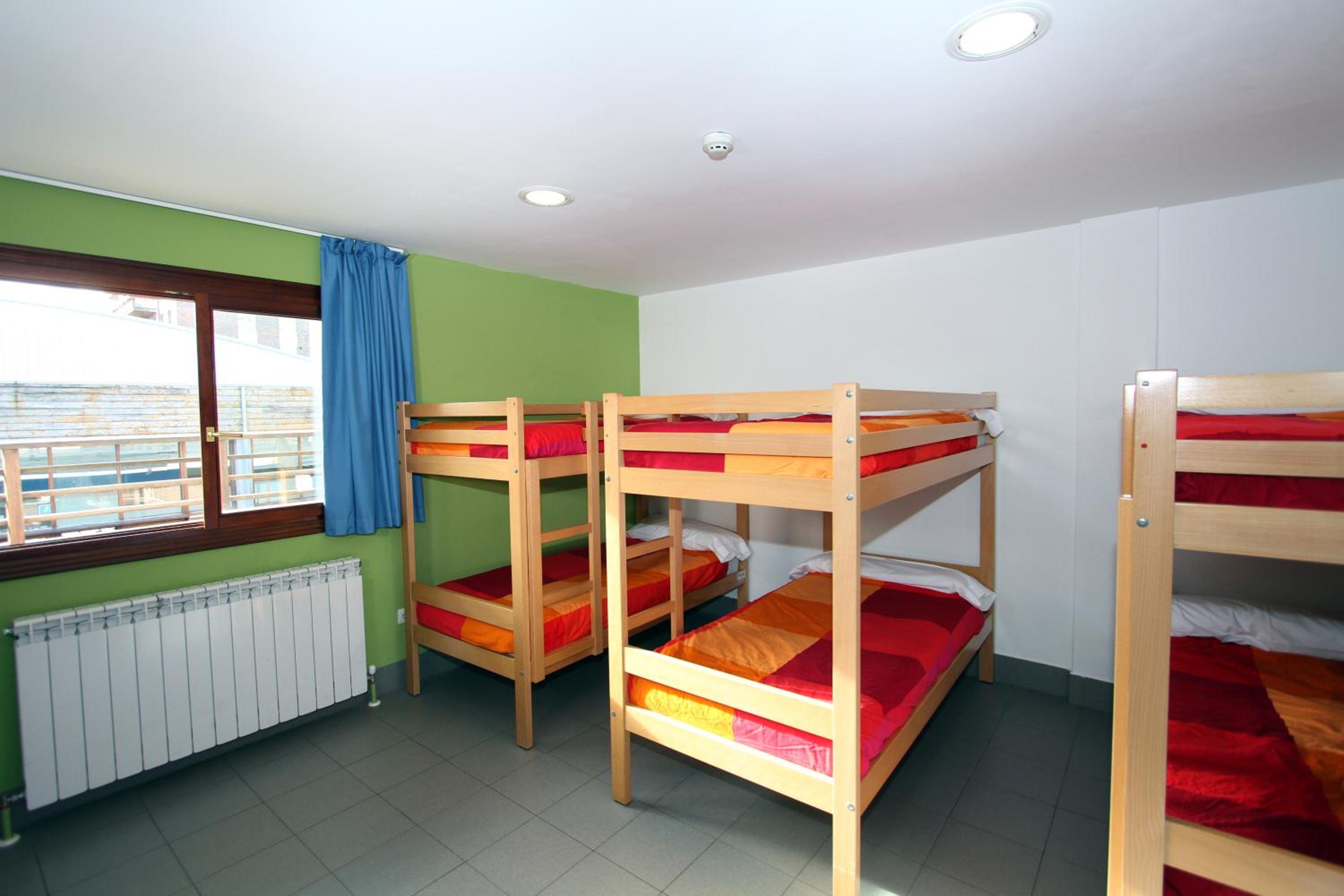 Cama en habitación compartida de 6 camas