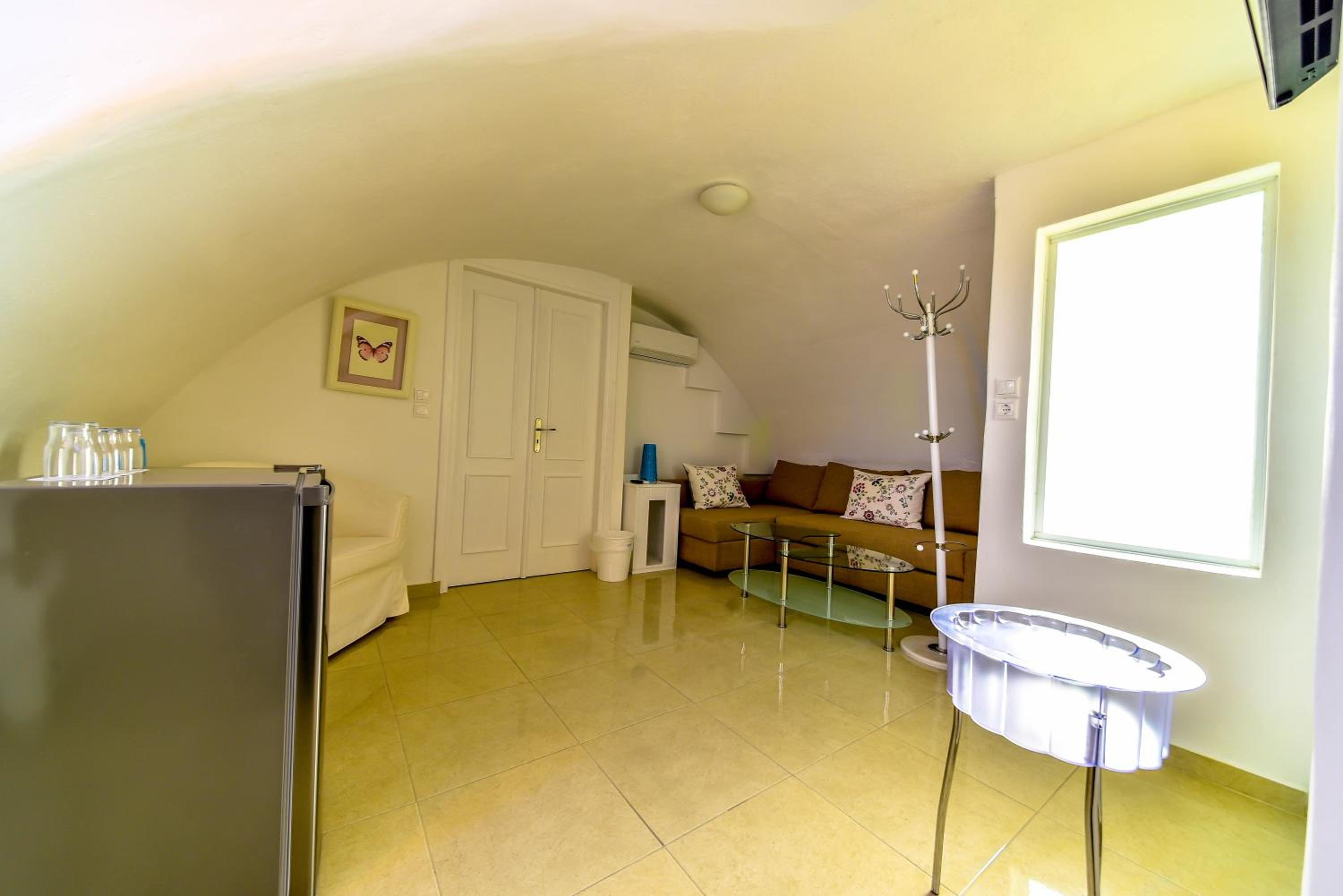 Deluxe Room - Photo 10
