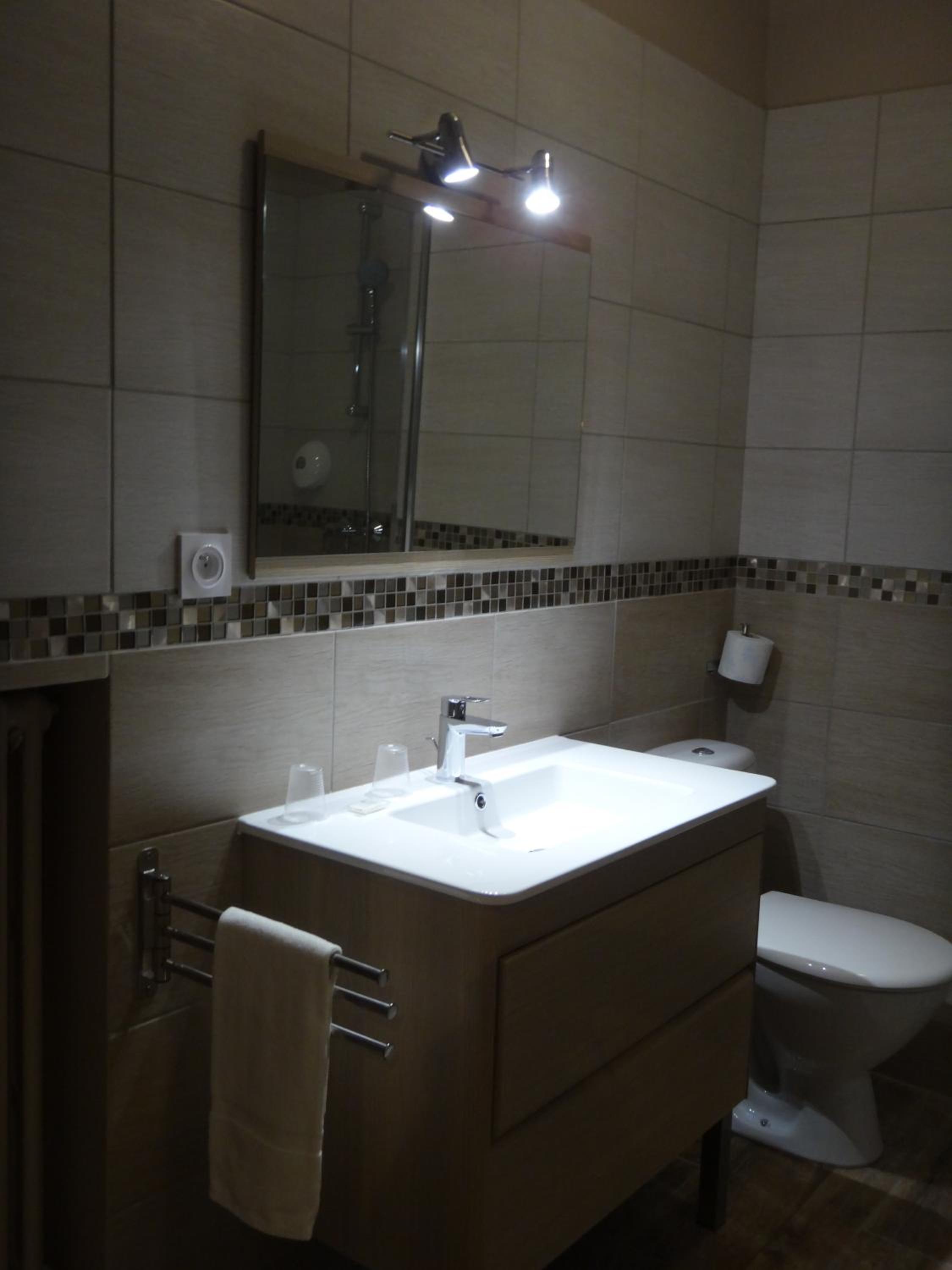 Large Double Room - Photo 3
