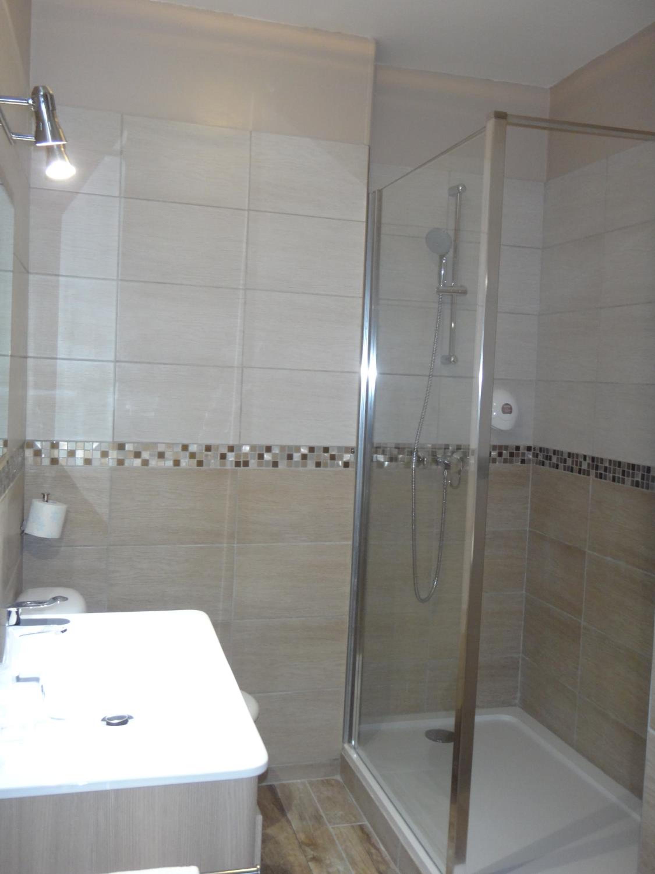 Large Double Room - Photo 5