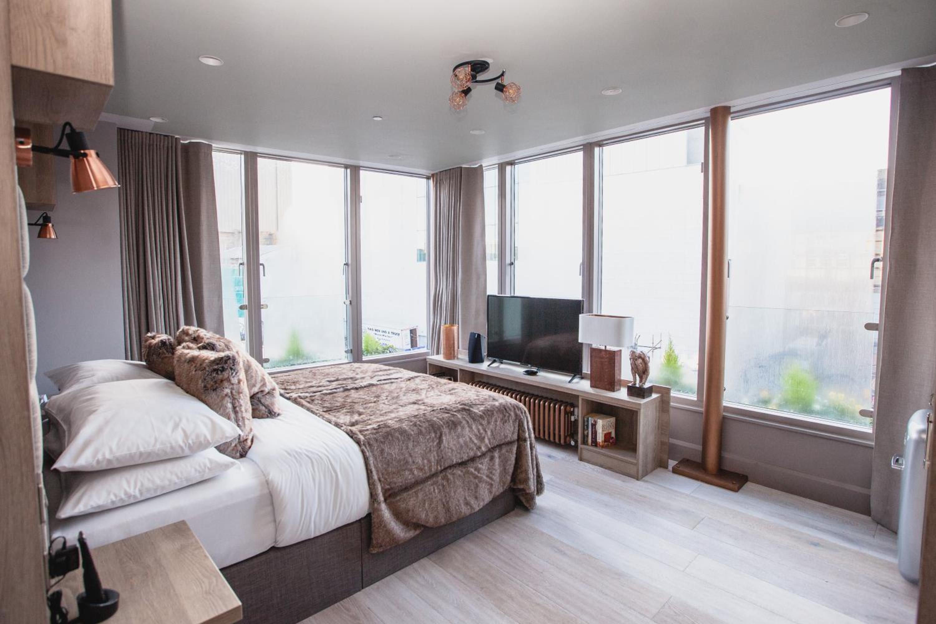 Deluxe King Room photo 1