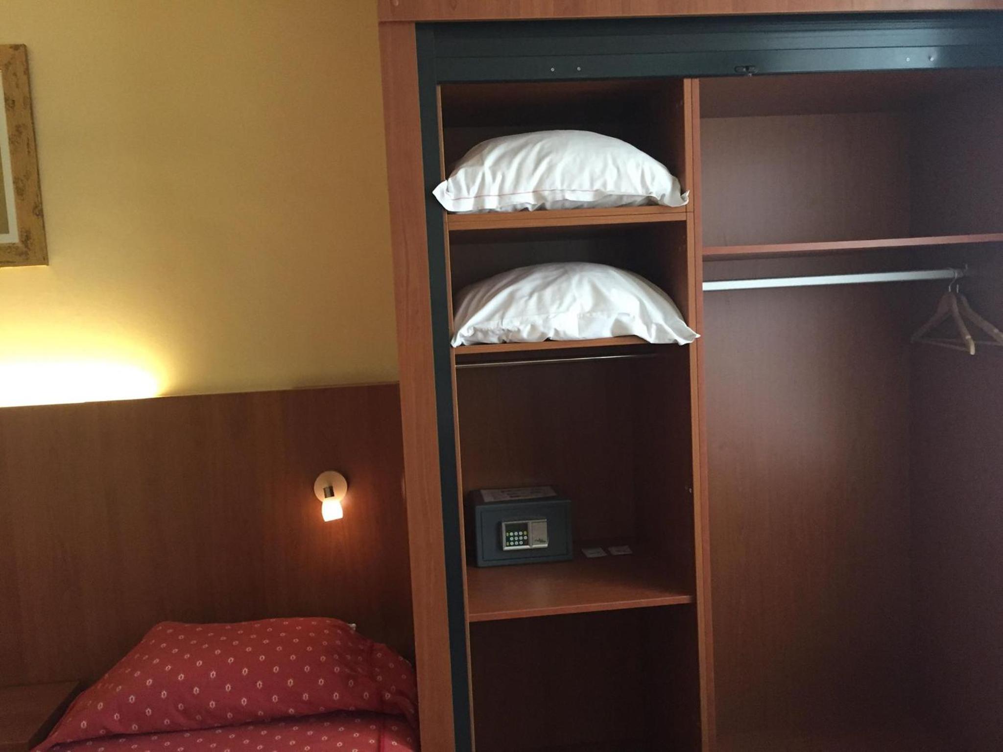 Twin Room - Photo 5