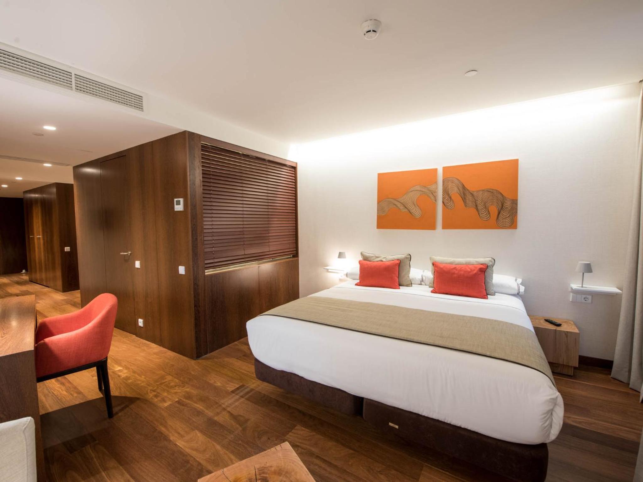 Suite - Photo 1