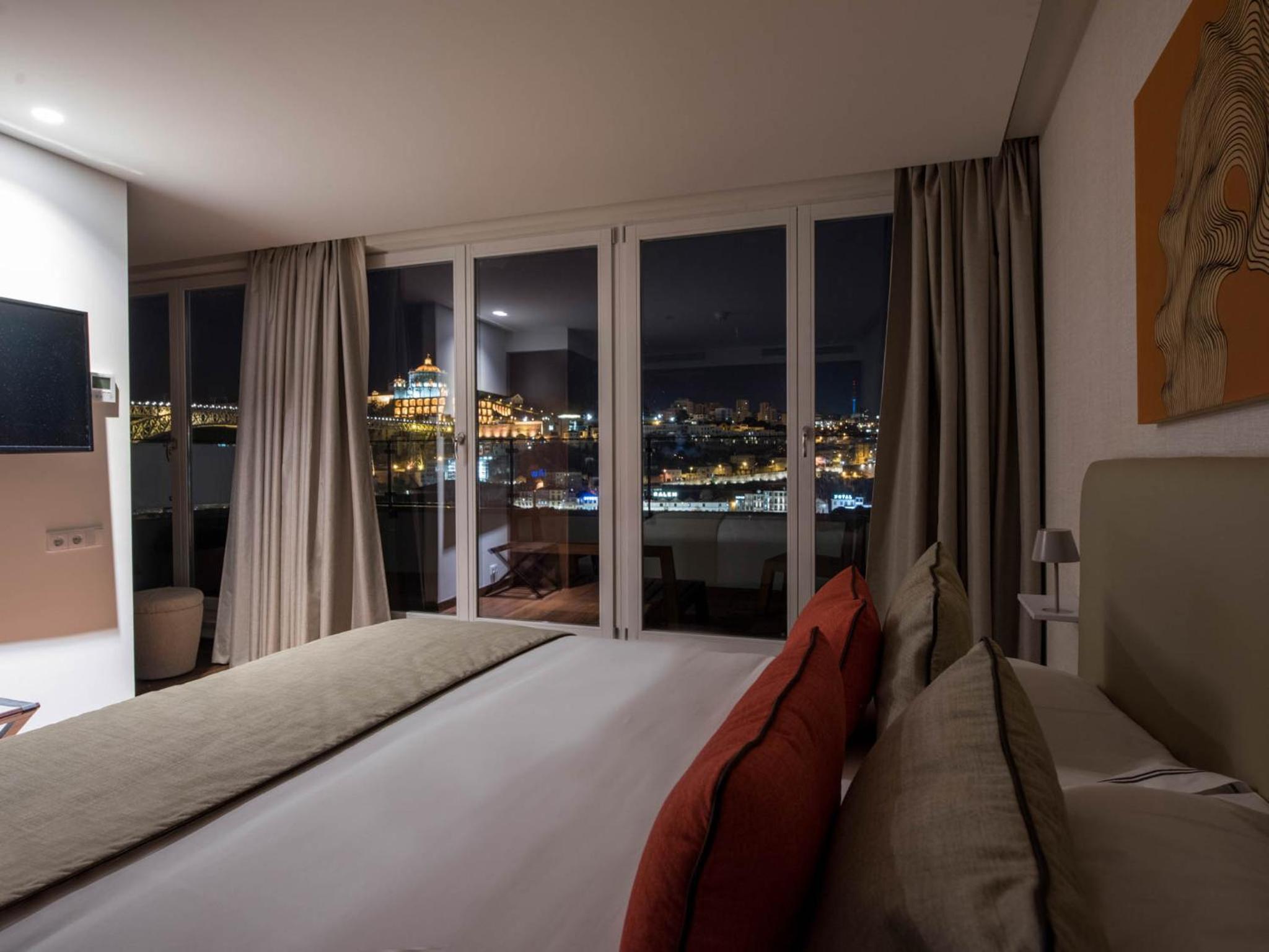 Deluxe Suite with River View and Terrace - Photo 17