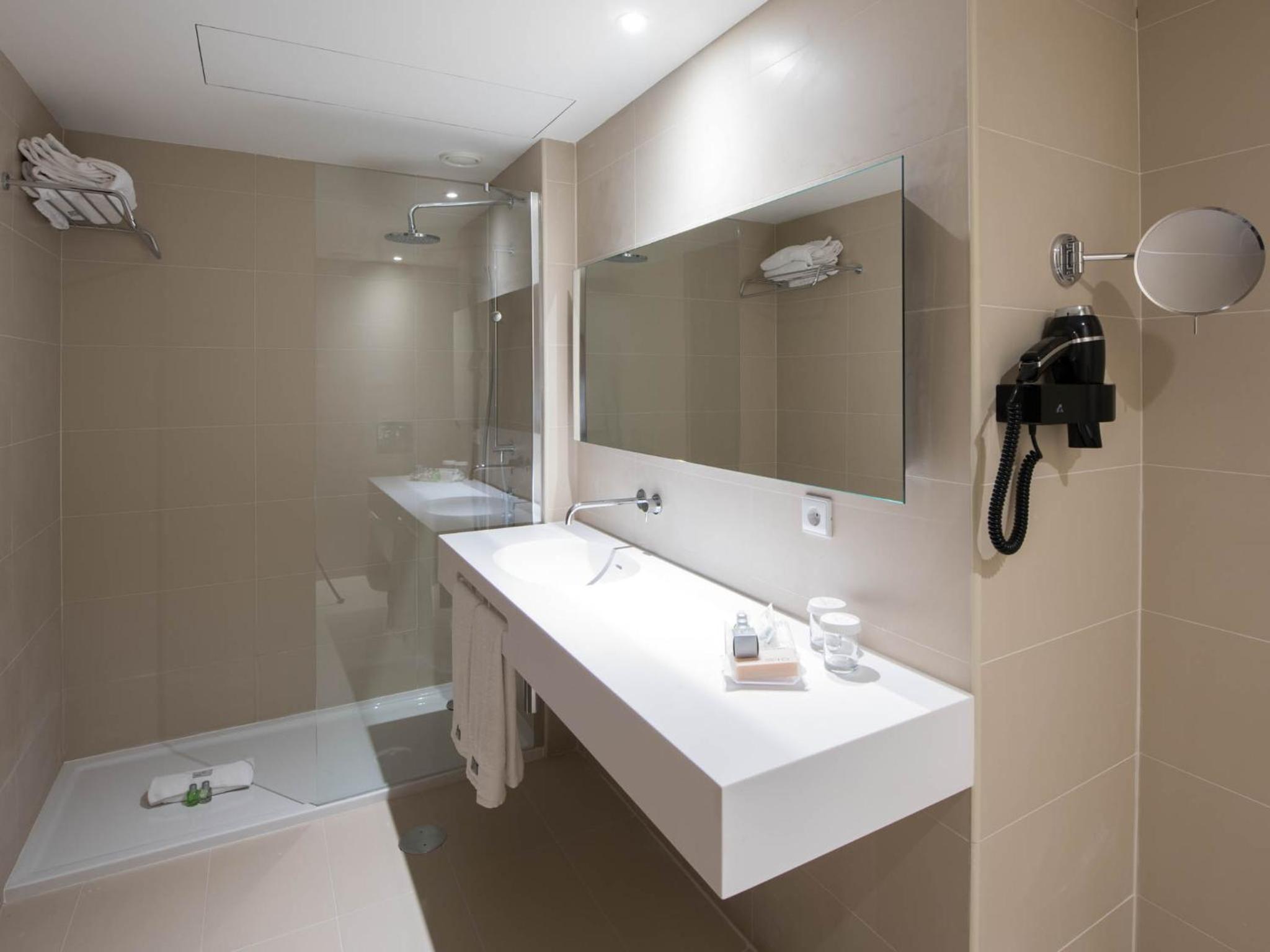Deluxe Suite with River View and Terrace - Photo 13