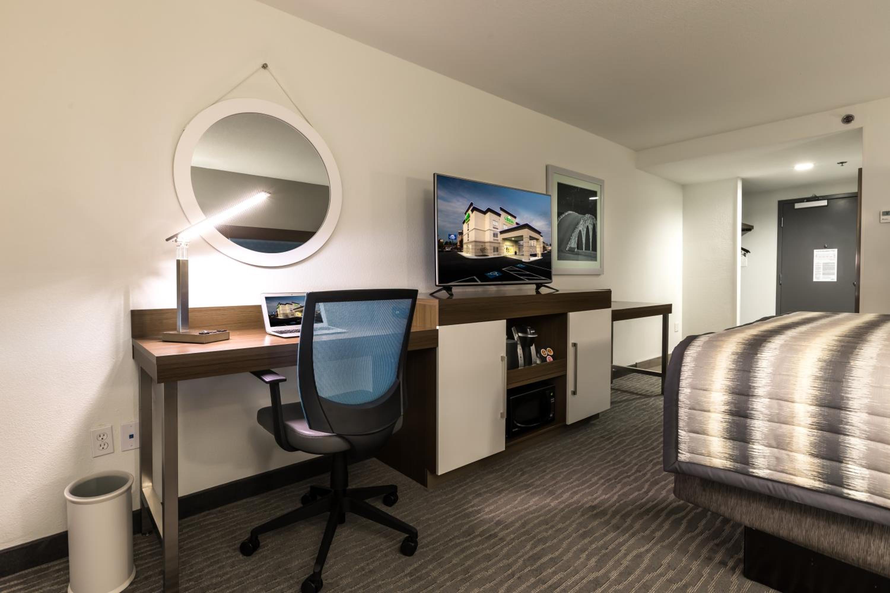 King Room - Non-Smoking - Photo 2