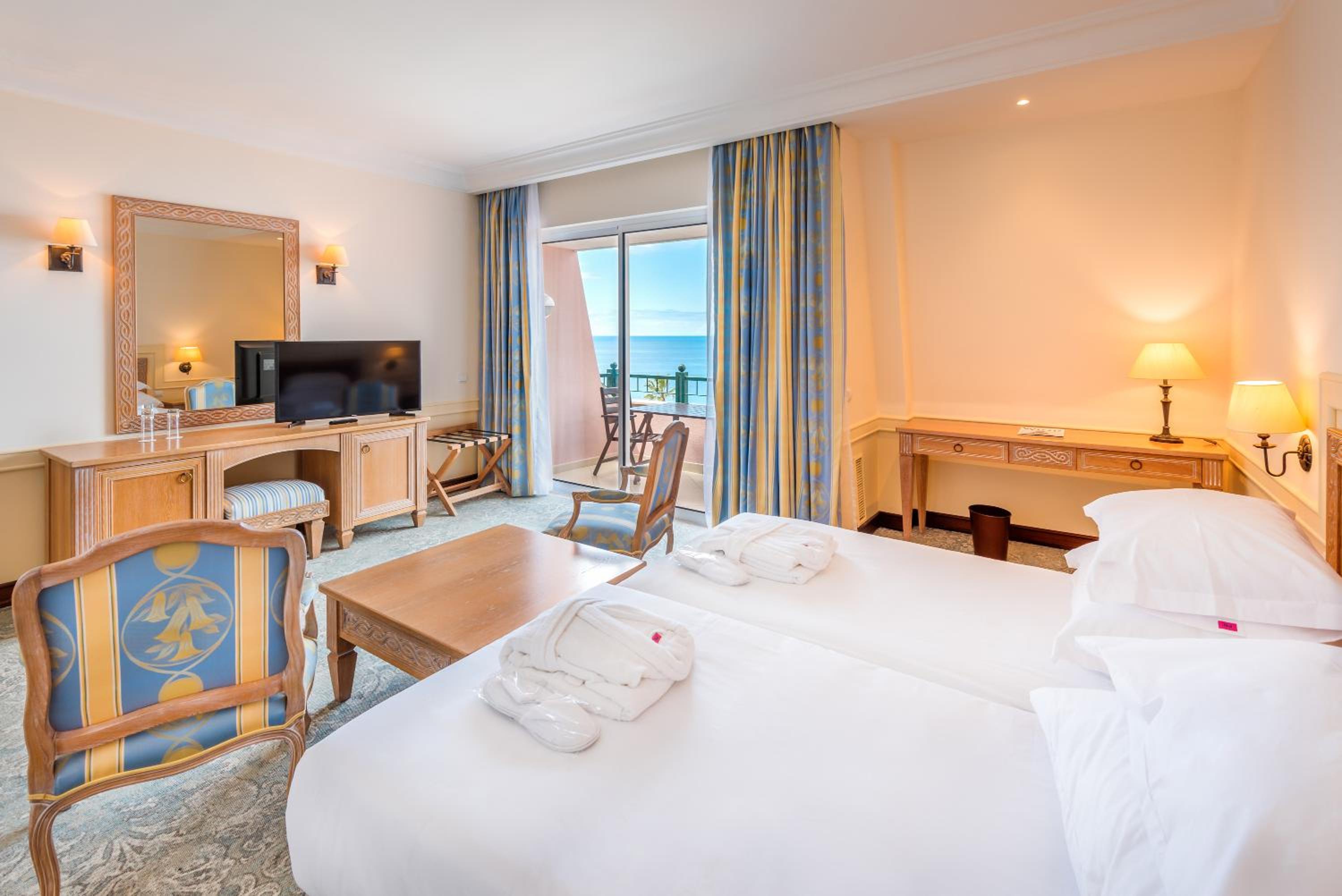 Superior Deluxe Twin Room - Photo 2