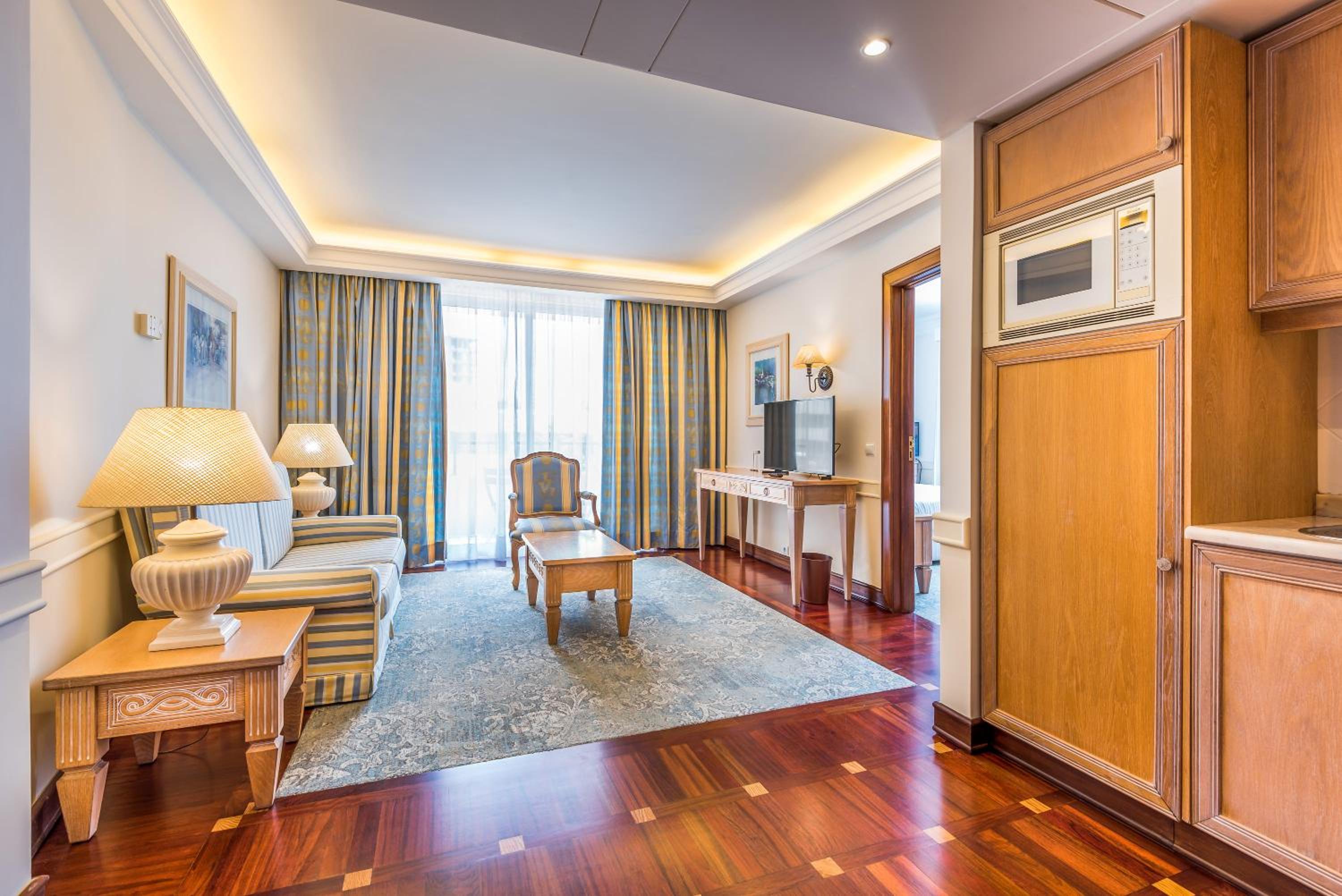 Suite - Photo 1