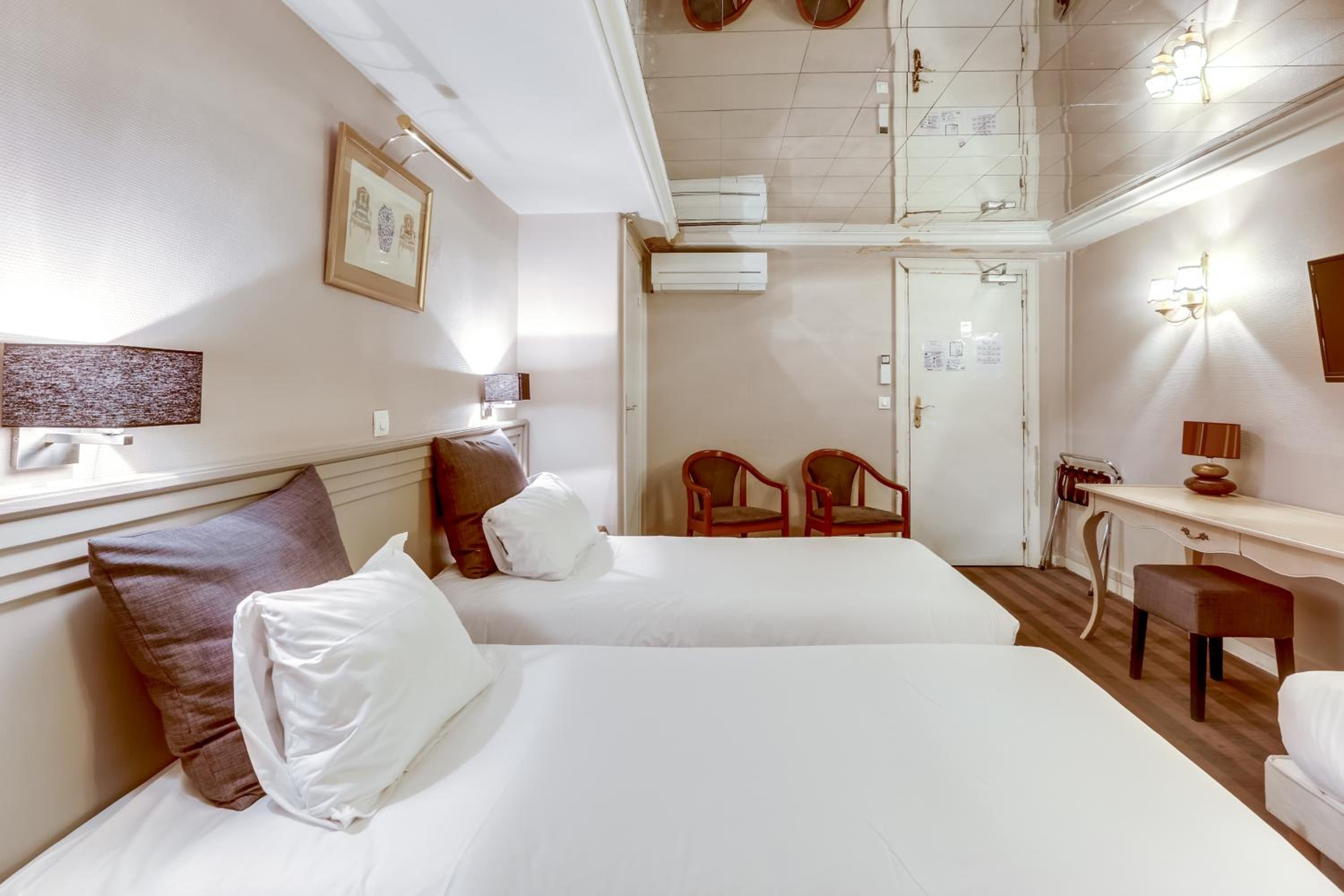 Triple Room with 3 Single Beds photo 3