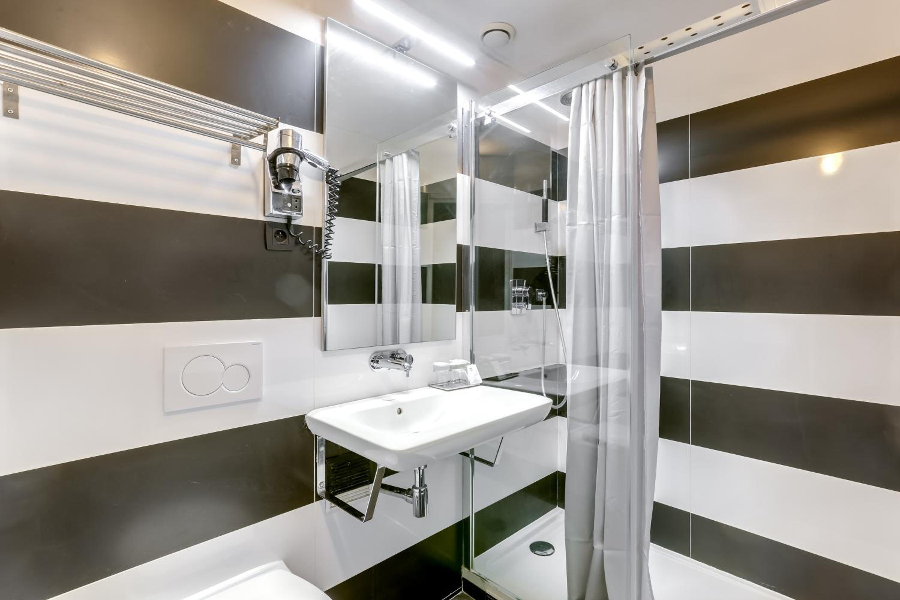 Triple Room with 2 Beds photo 2