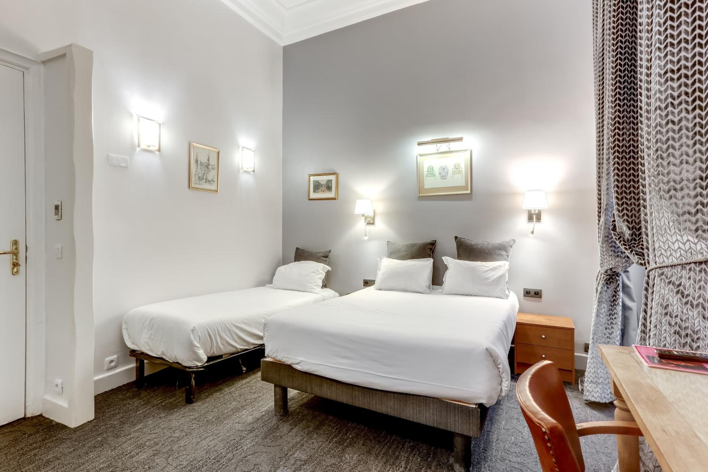 Triple Room with 2 Beds photo 3