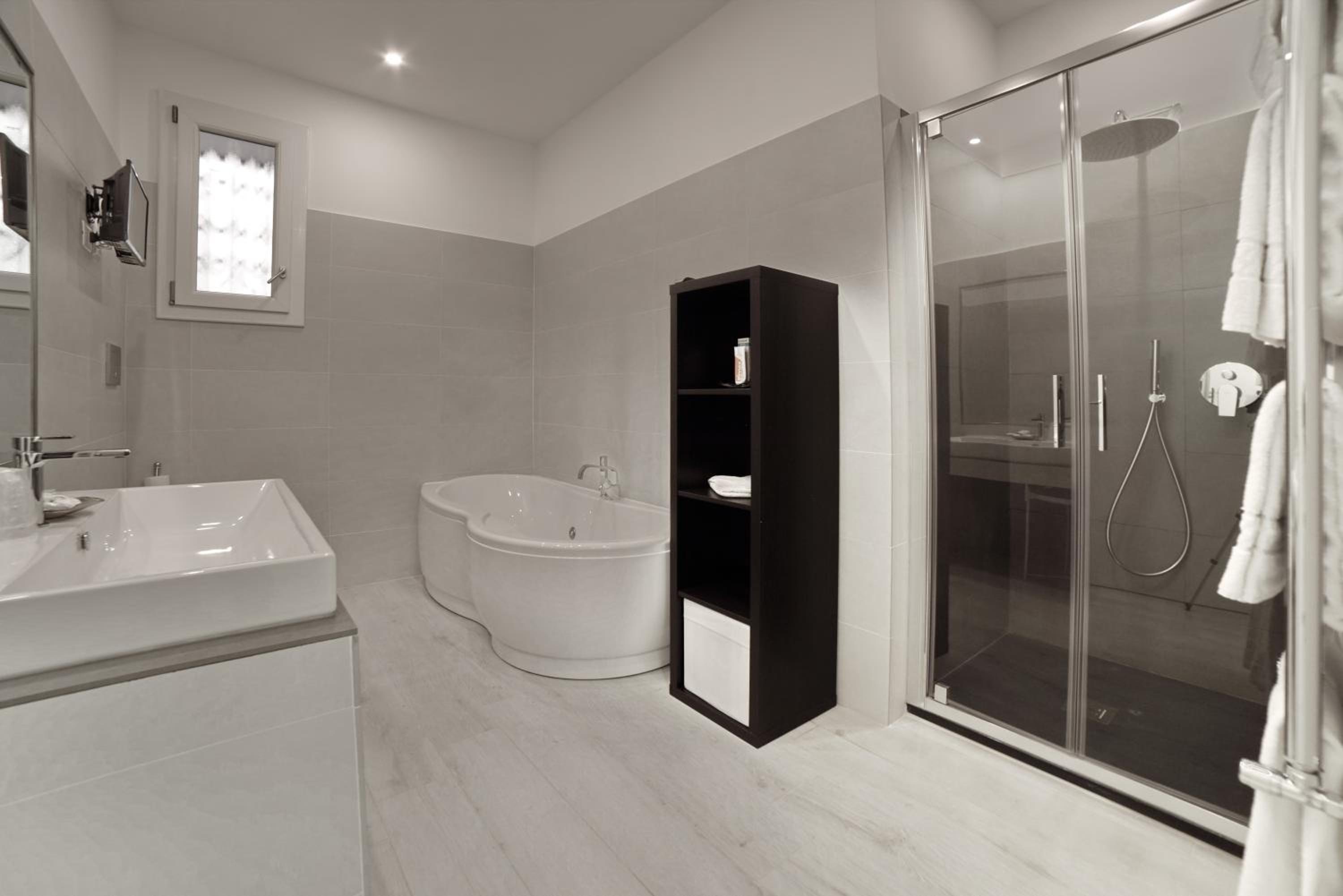 King Suite with Spa Bath photo 3