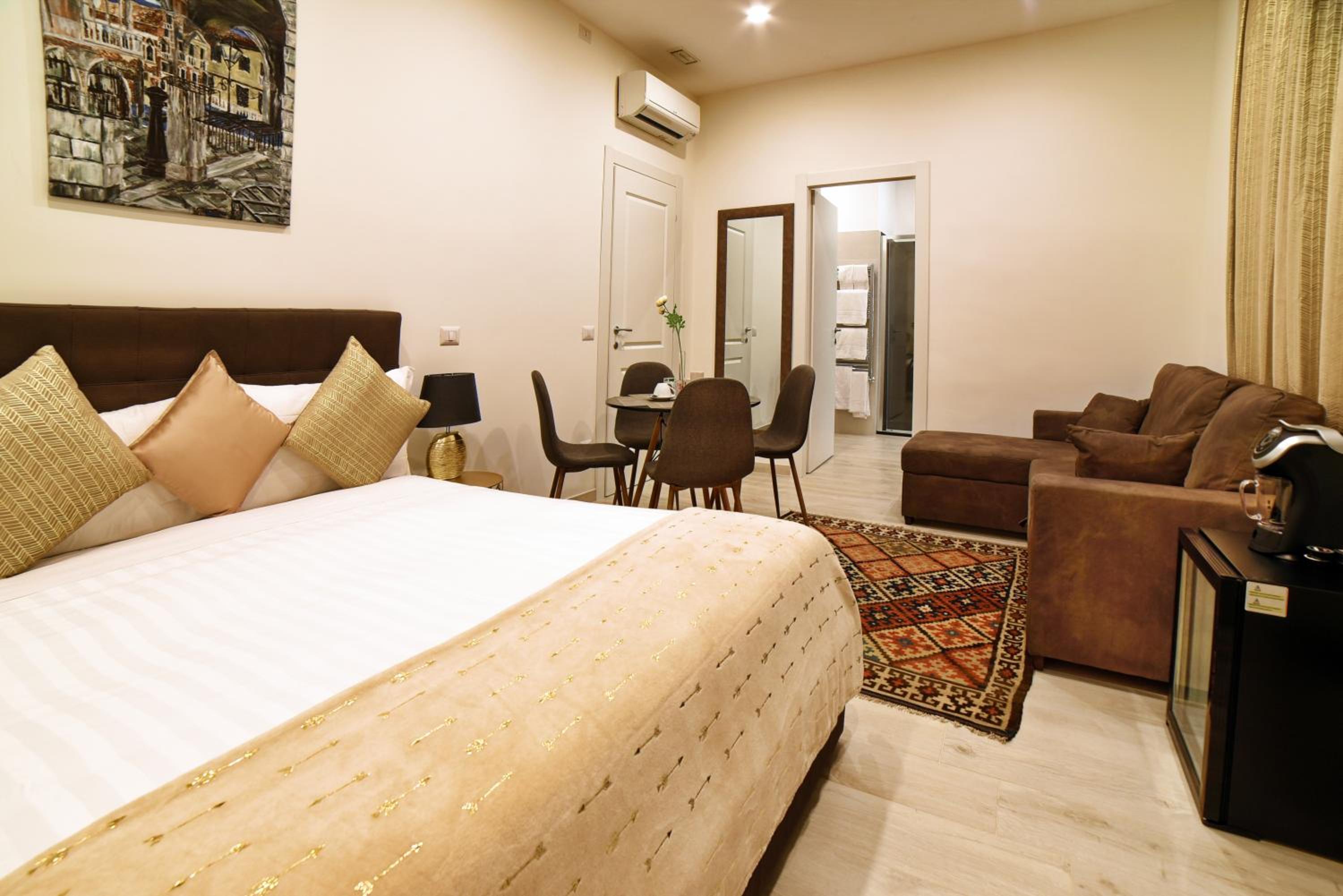 Queen Suite with Spa Bath photo 1