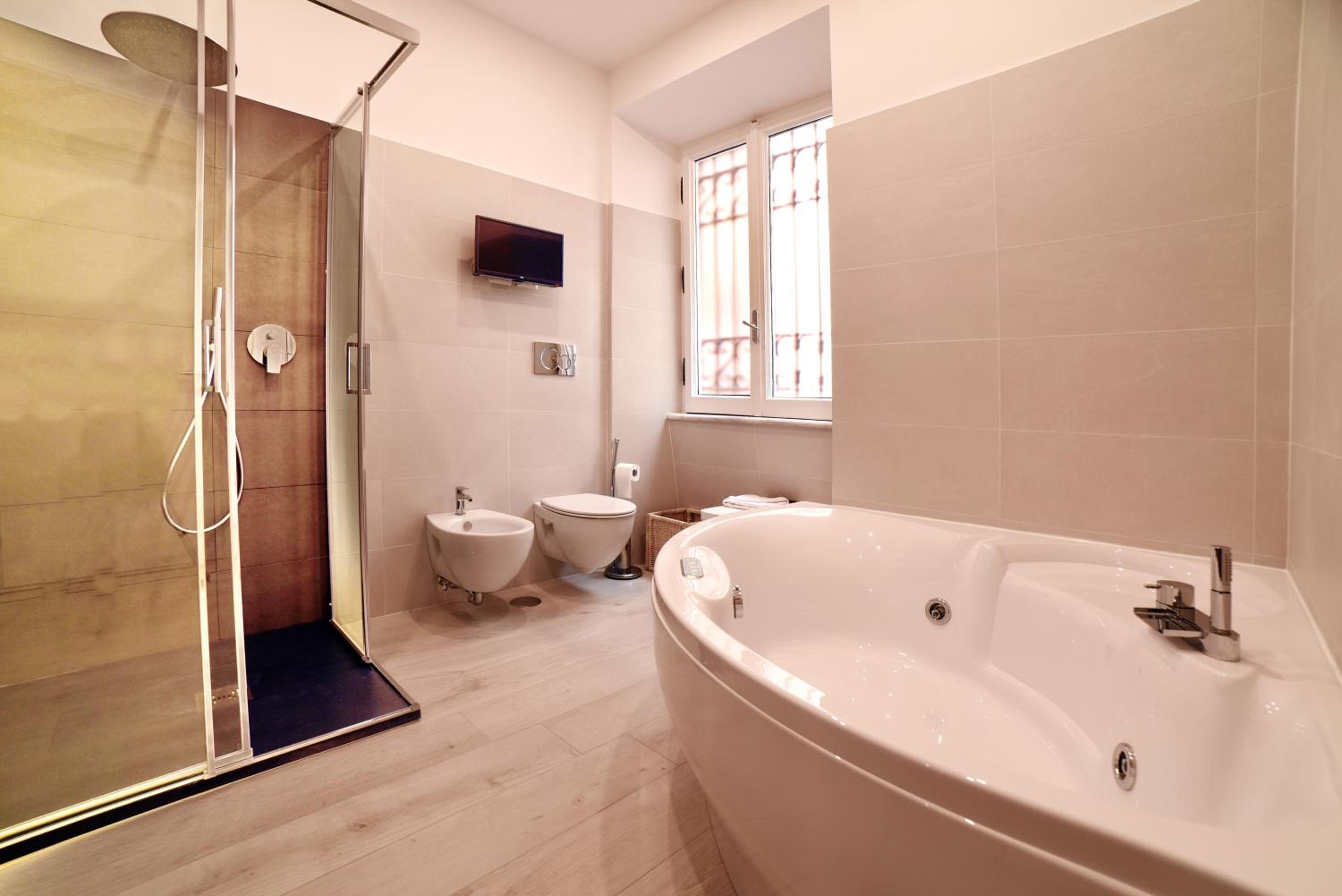Queen Suite with Spa Bath photo 3