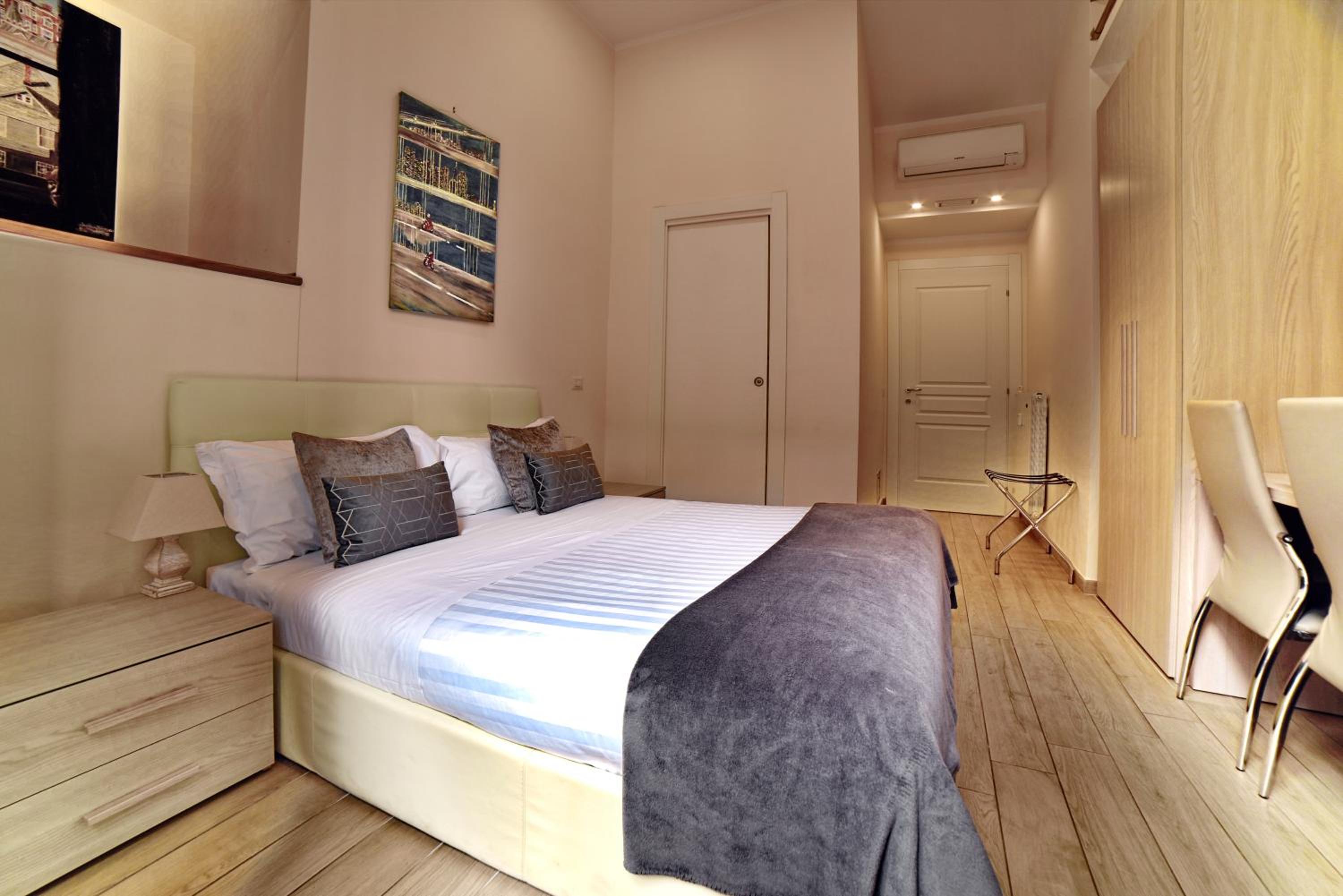 Queen Room photo 2