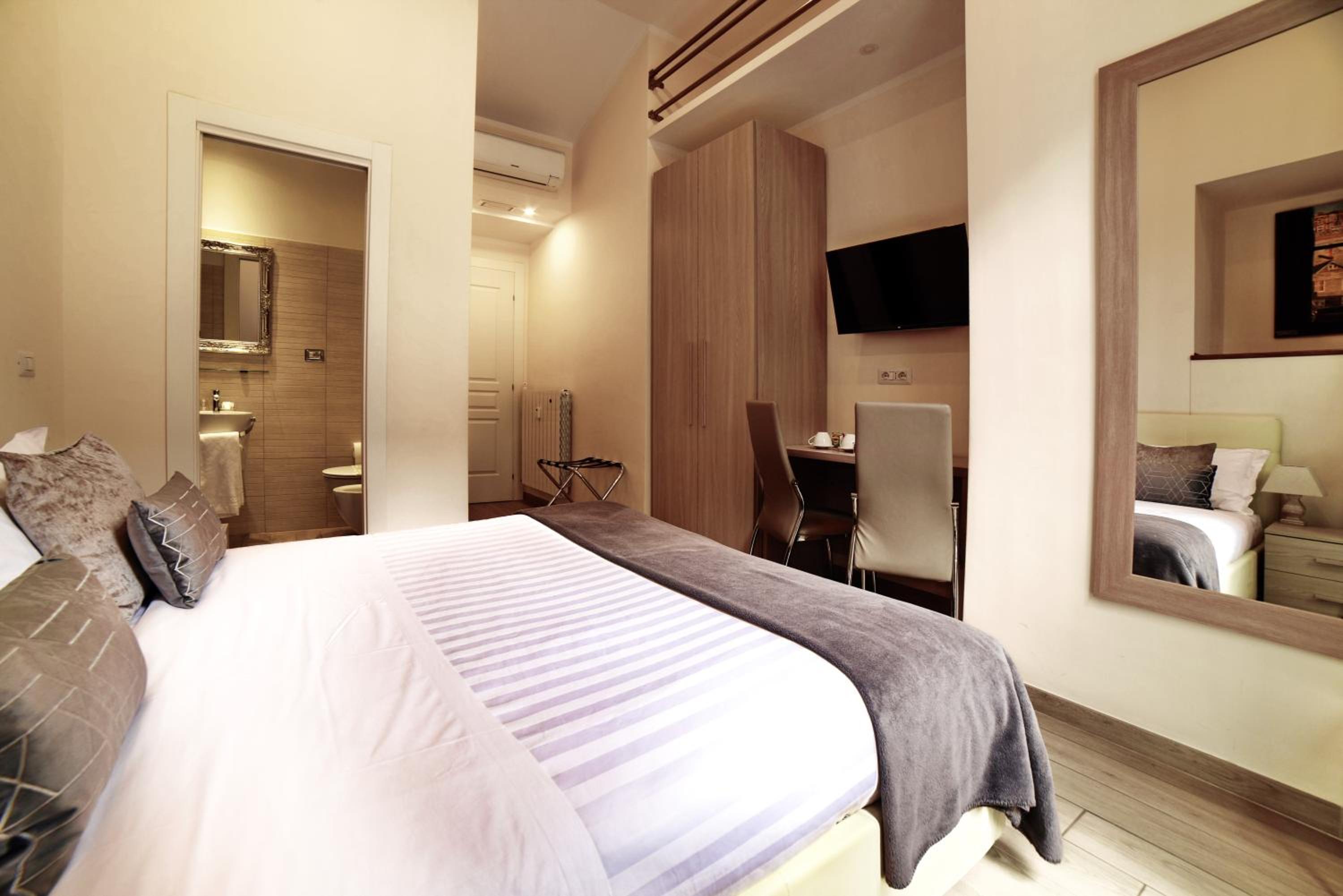 Queen Room photo 1