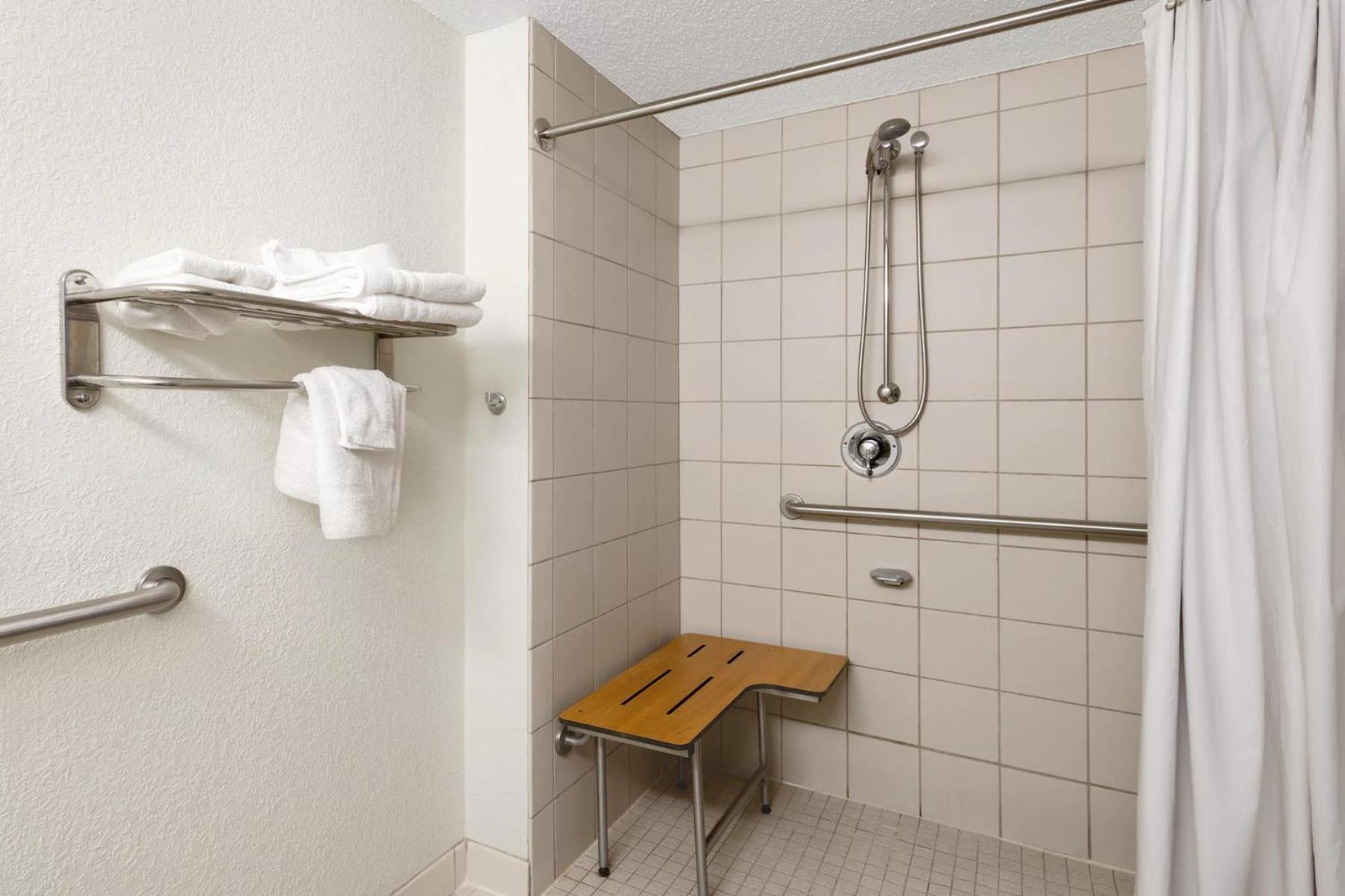 King Room with Bath Tub - Mobility/Hearing Accessible - Non-Smoking - Photo 4