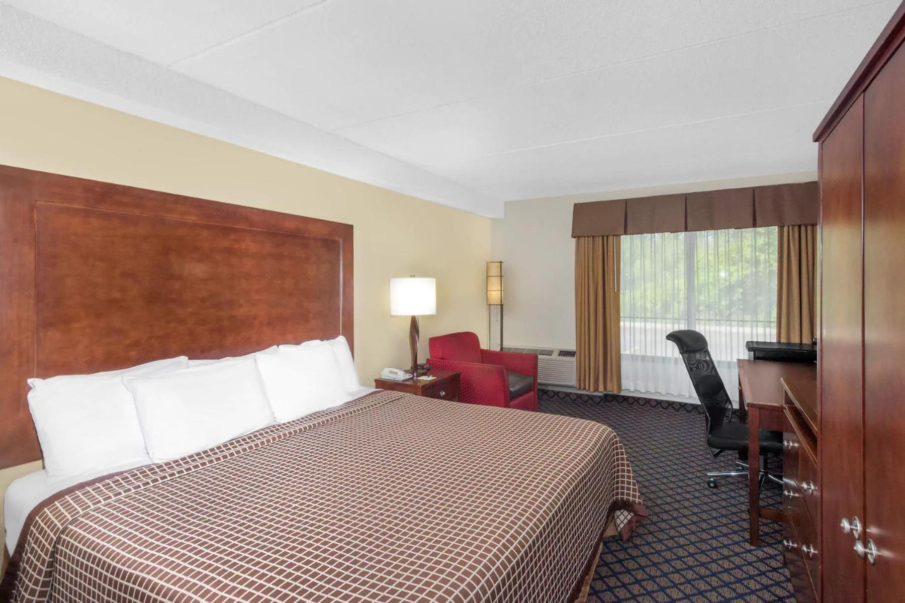 King Room - Non-Smoking - Photo 4