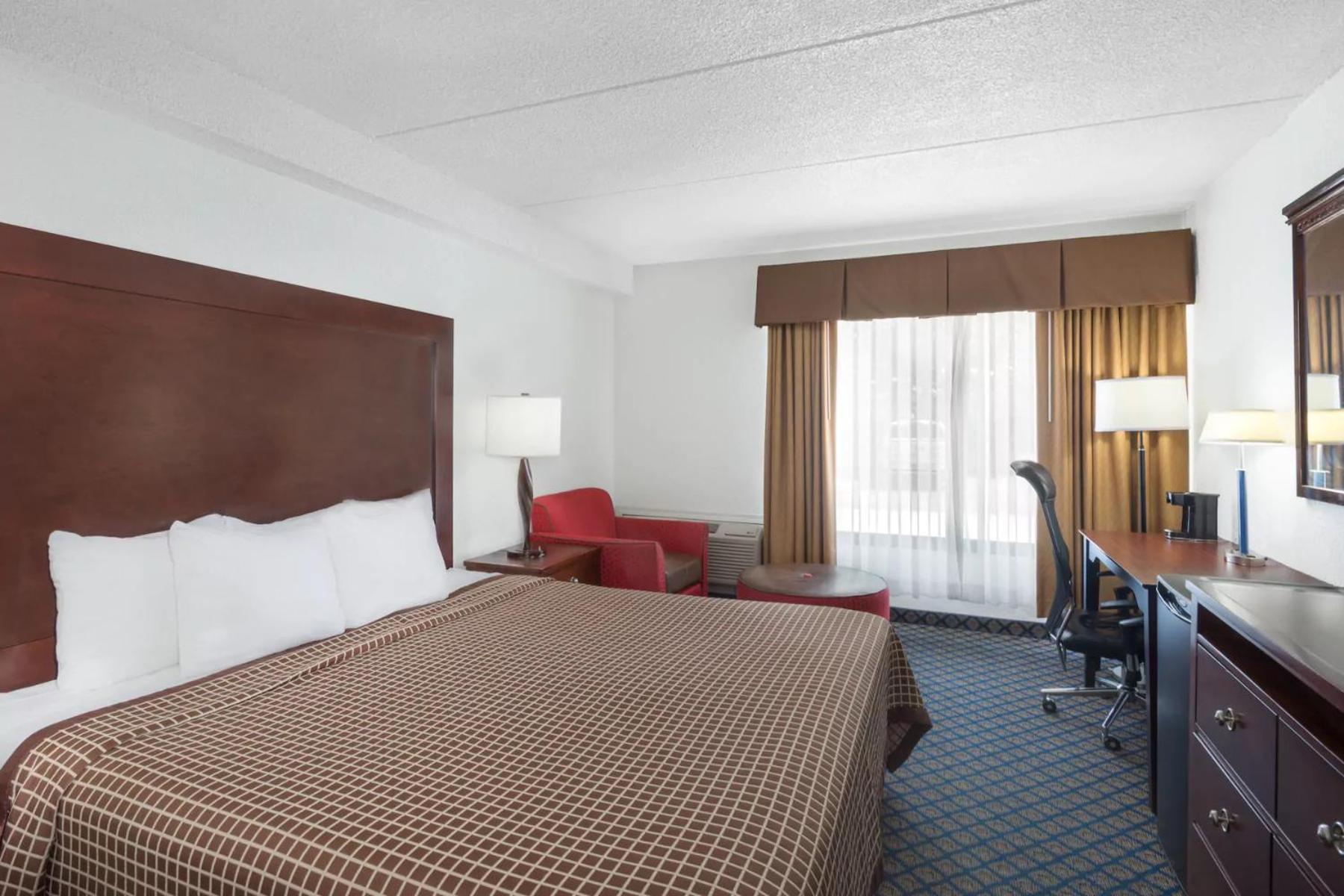 King Room - Non-Smoking - Photo 3