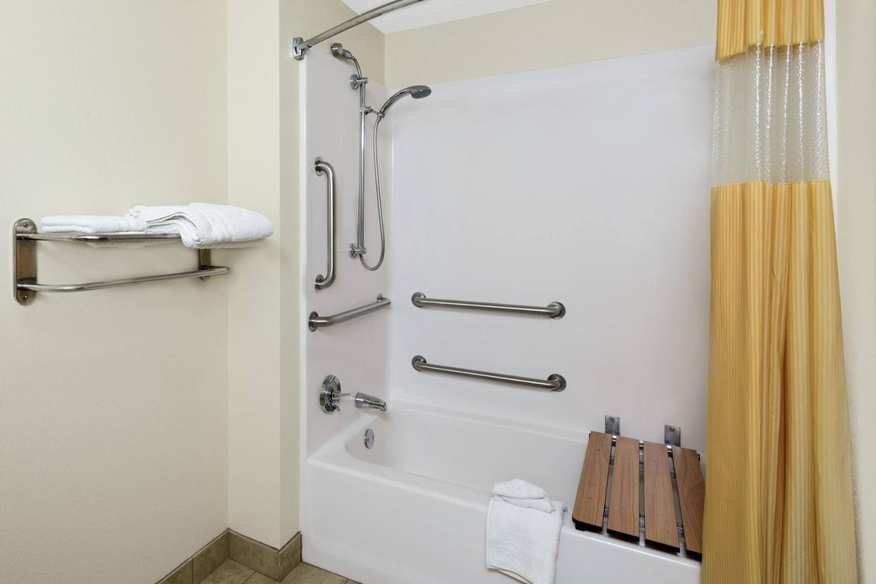 King Room with Bath Tub - Mobility/Hearing Accessible - Non-Smoking - Photo 3