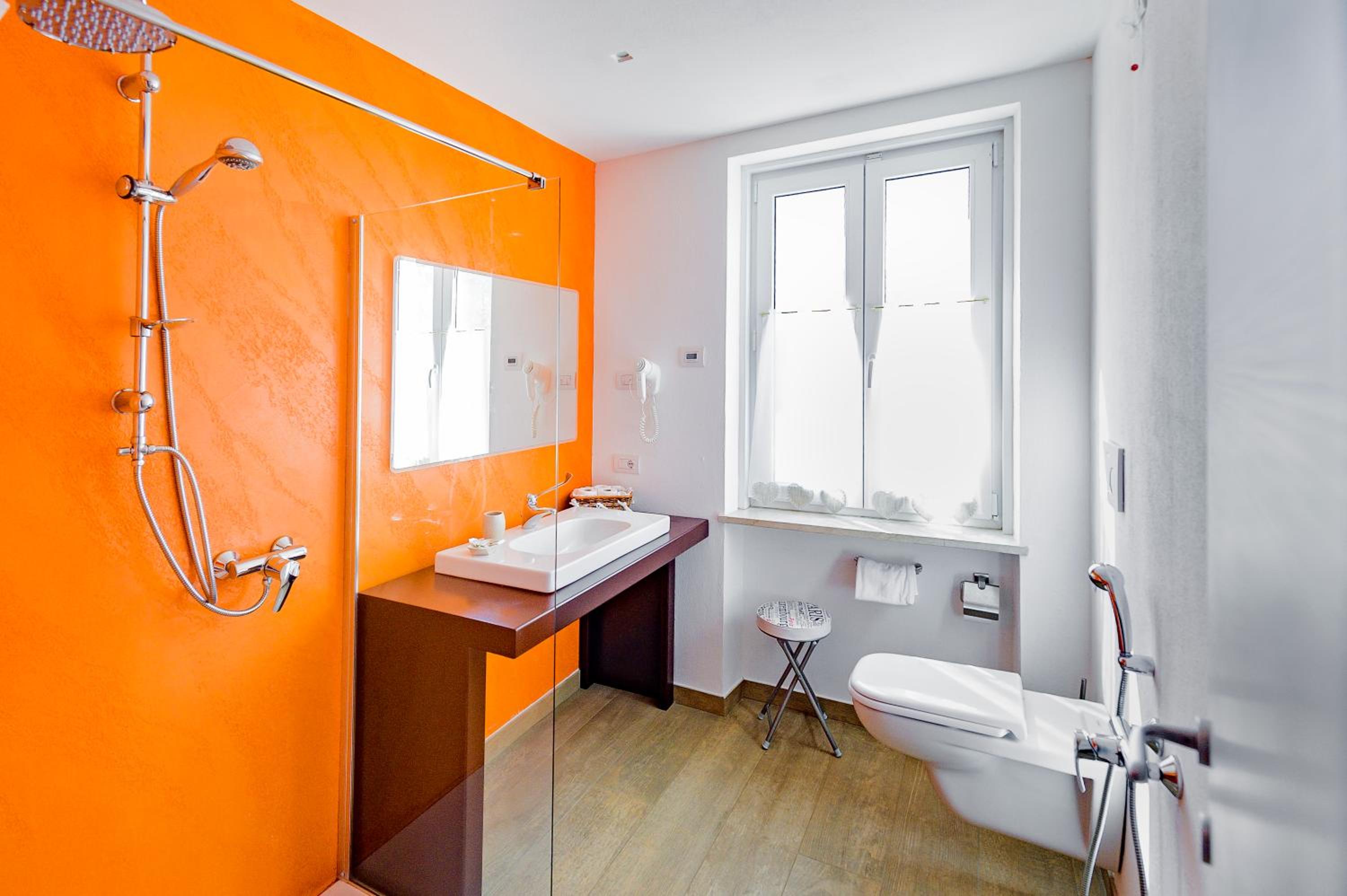 Deluxe Double Room (Orange) - Photo 5