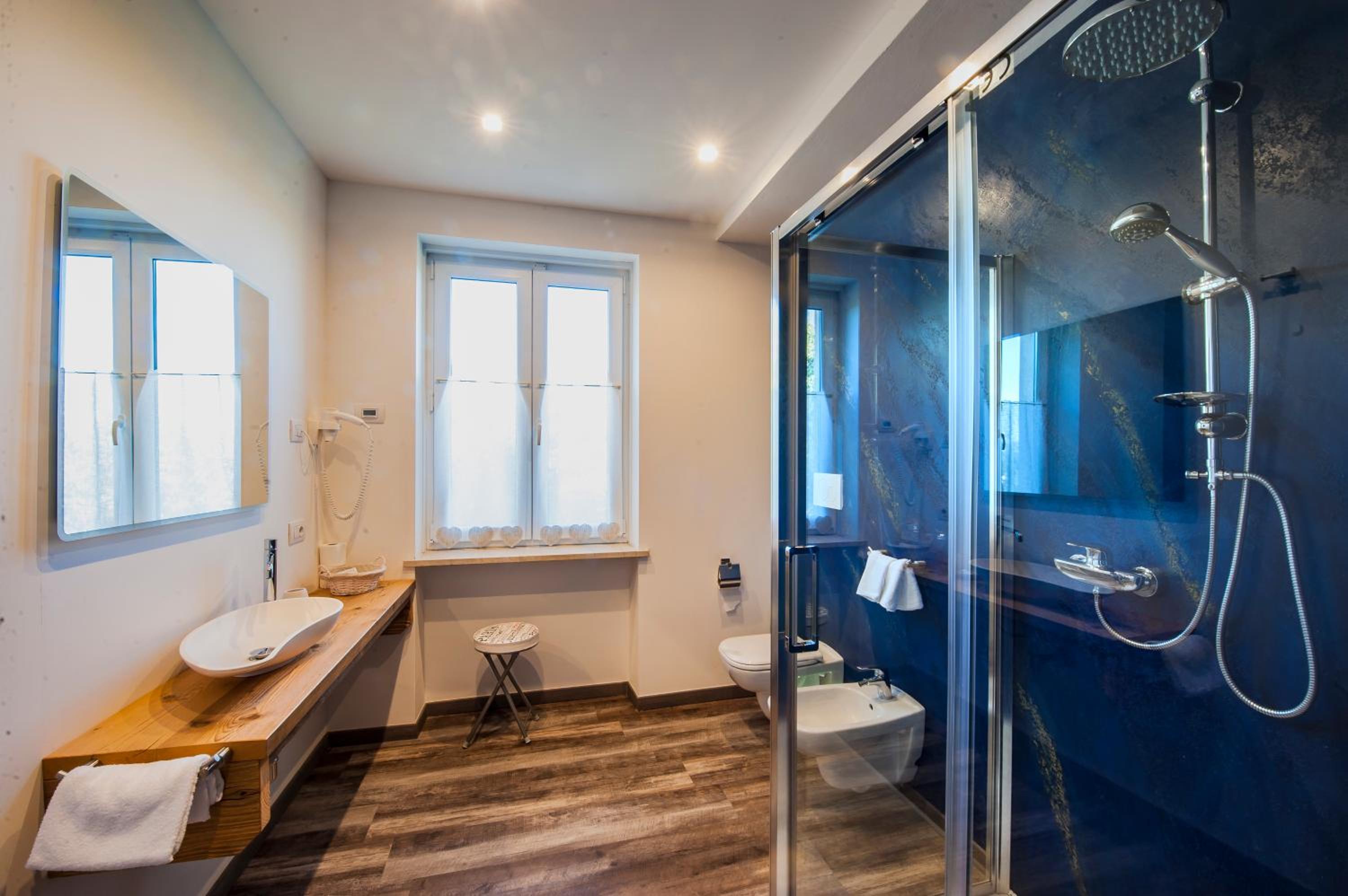 Deluxe Double Room with Balcony (Indigo) - Photo 8