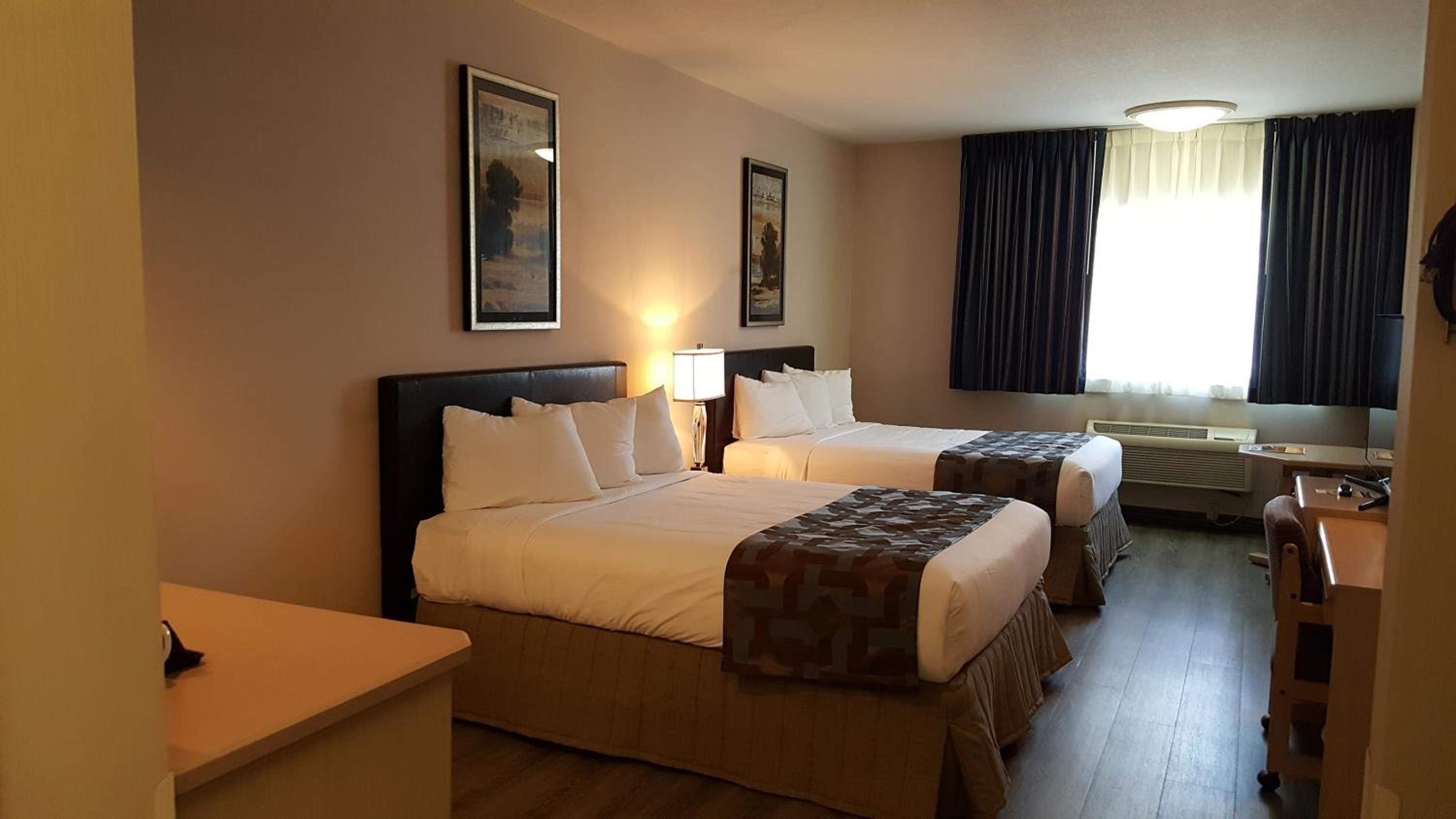 Queen Room With Two Queen Beds - Photo 4