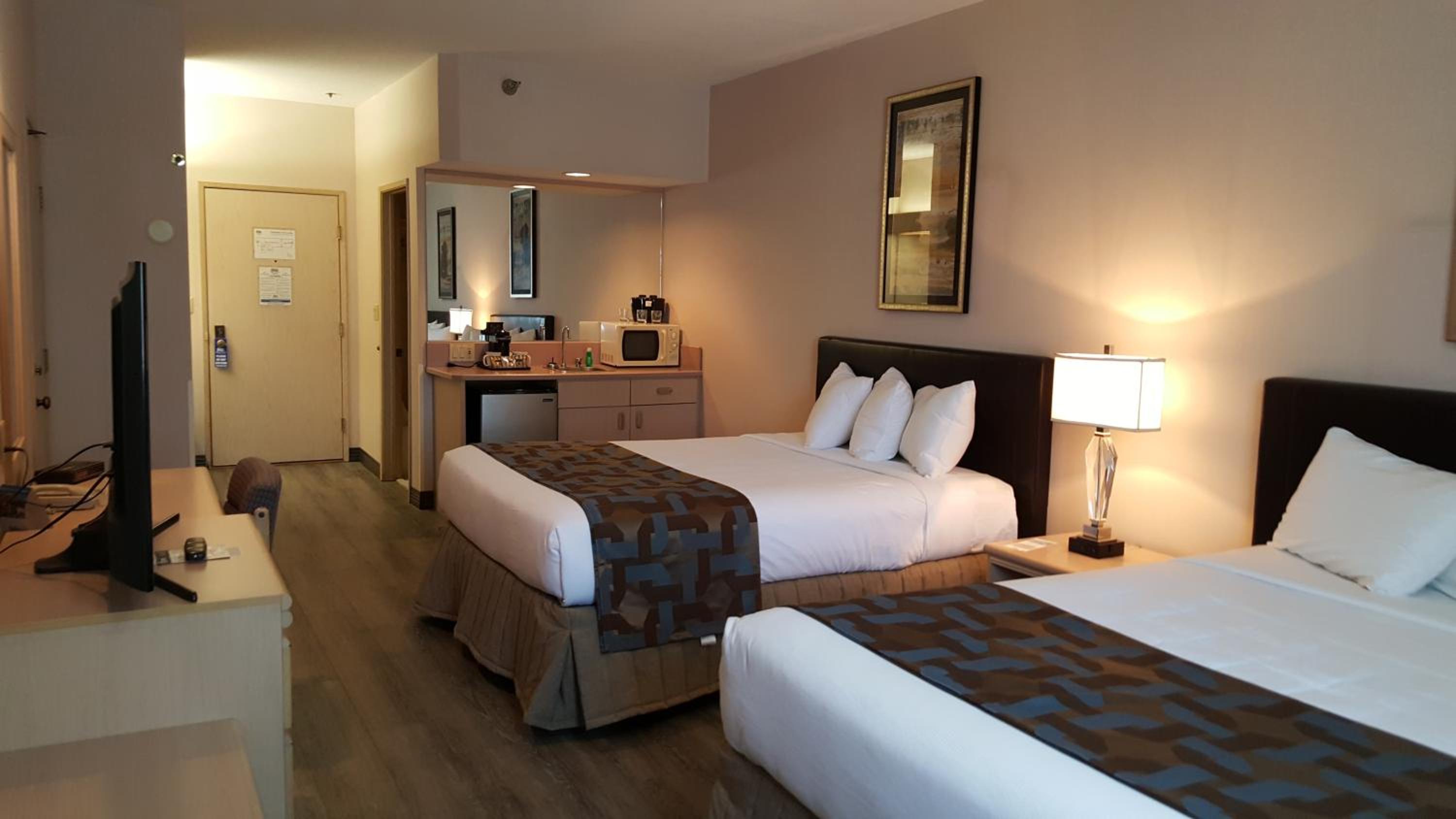 Queen Room With Two Queen Beds - Photo 1