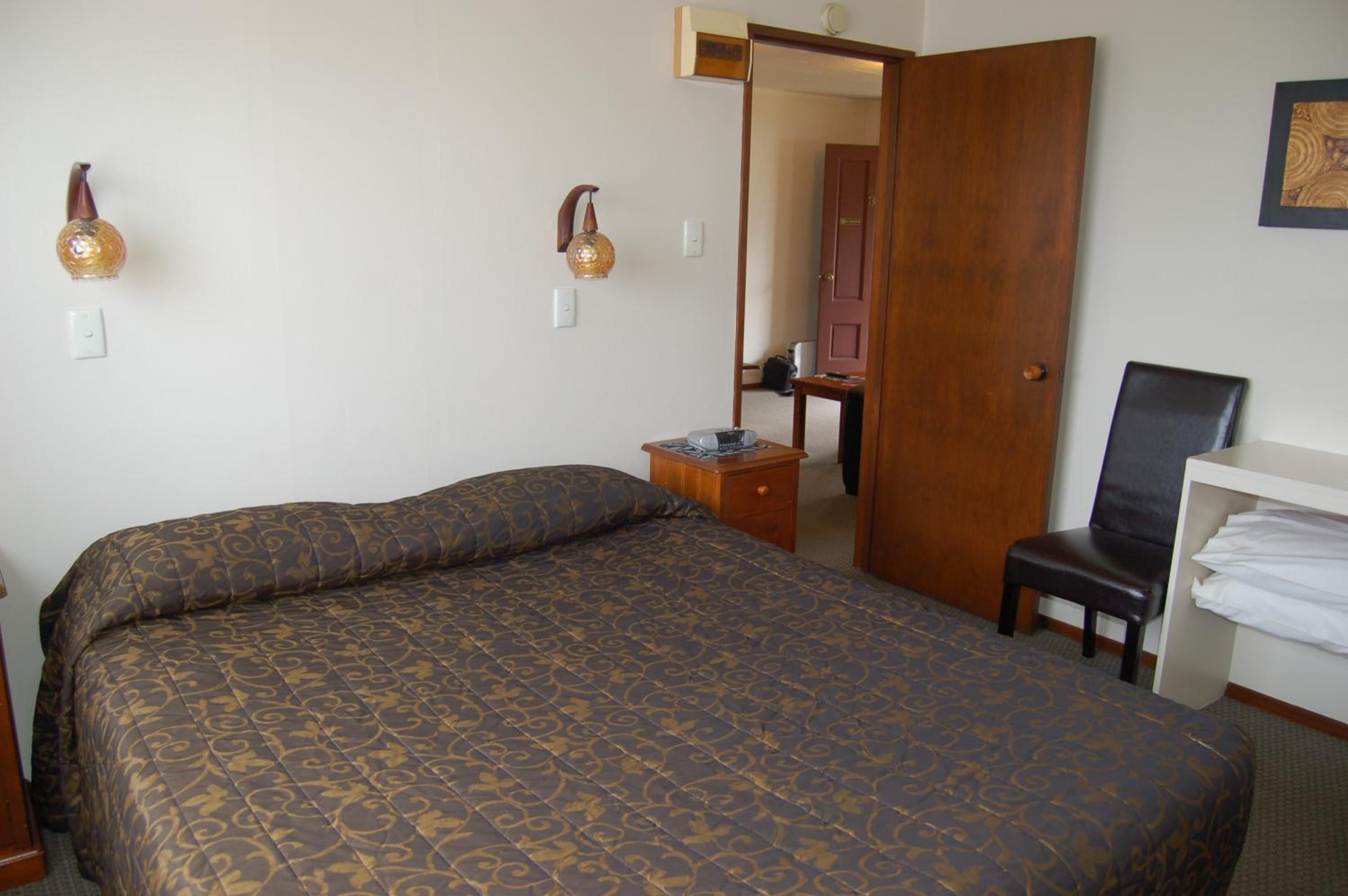 One-Bedroom Apartment - Photo 2