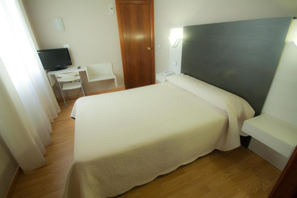 Double Room with Extra Bed photo 2