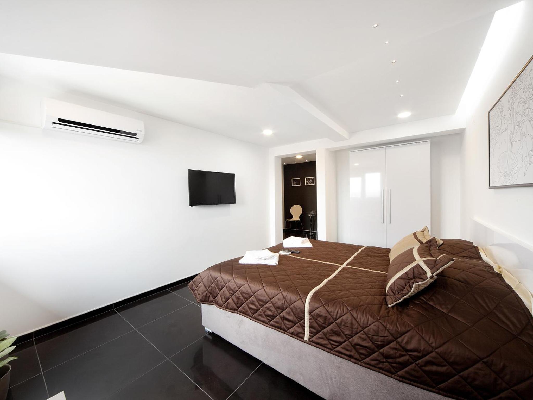 Deluxe Double Room (2 Adults + 1 Child) photo 1