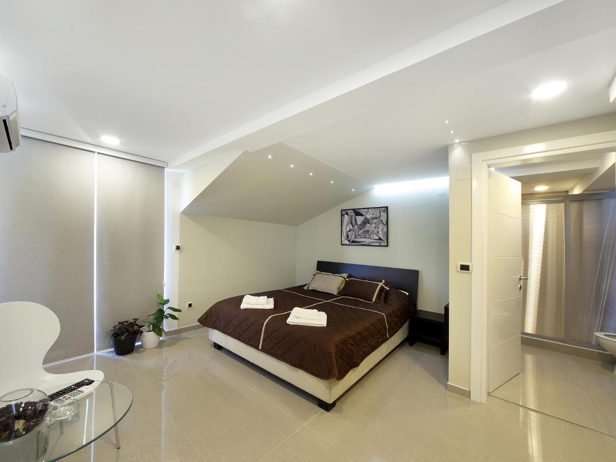 Deluxe Double Room (2 Adults + 1 Child) photo 3