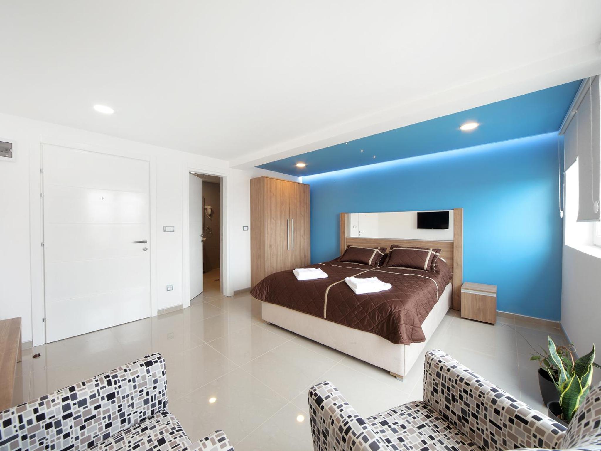 Deluxe Double Room (2 Adults + 1 Child) photo 2