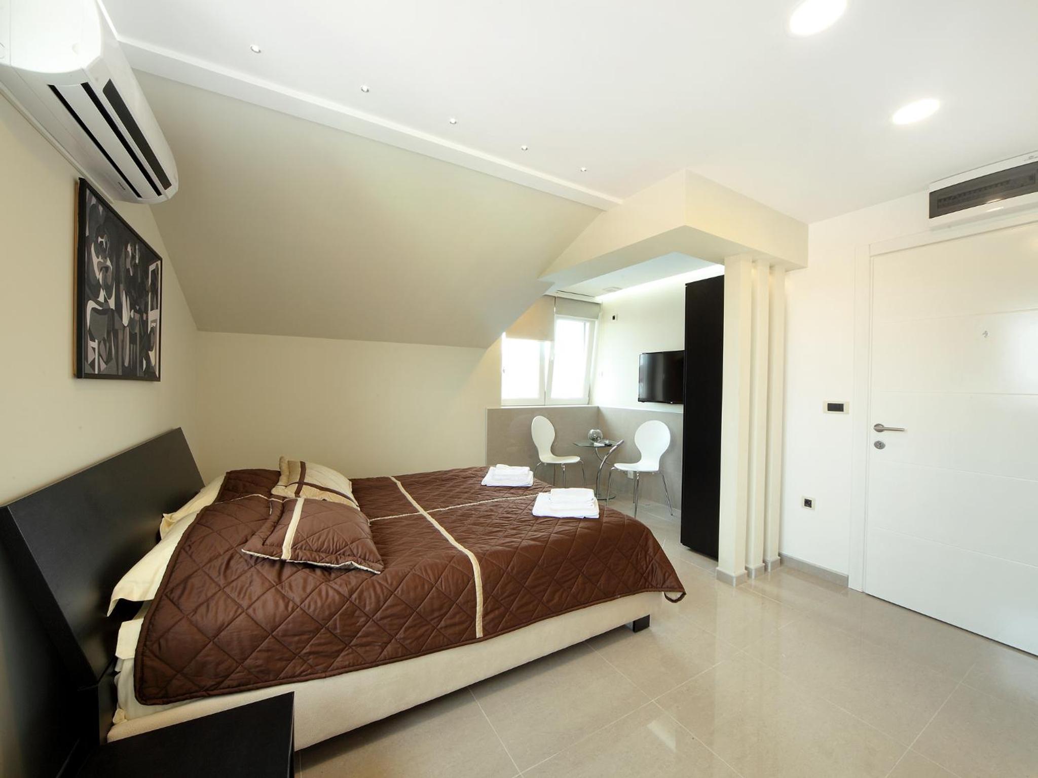Deluxe Double Room (2 Adults + 1 Child) photo 2