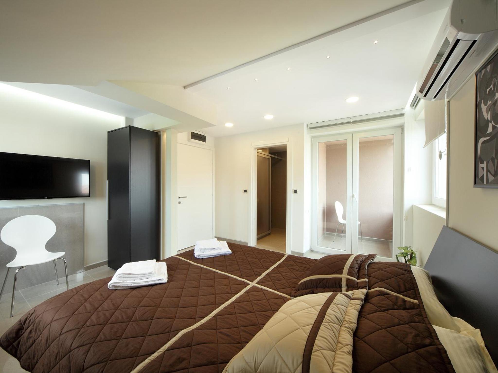Deluxe Double Room (2 Adults + 1 Child) photo 3