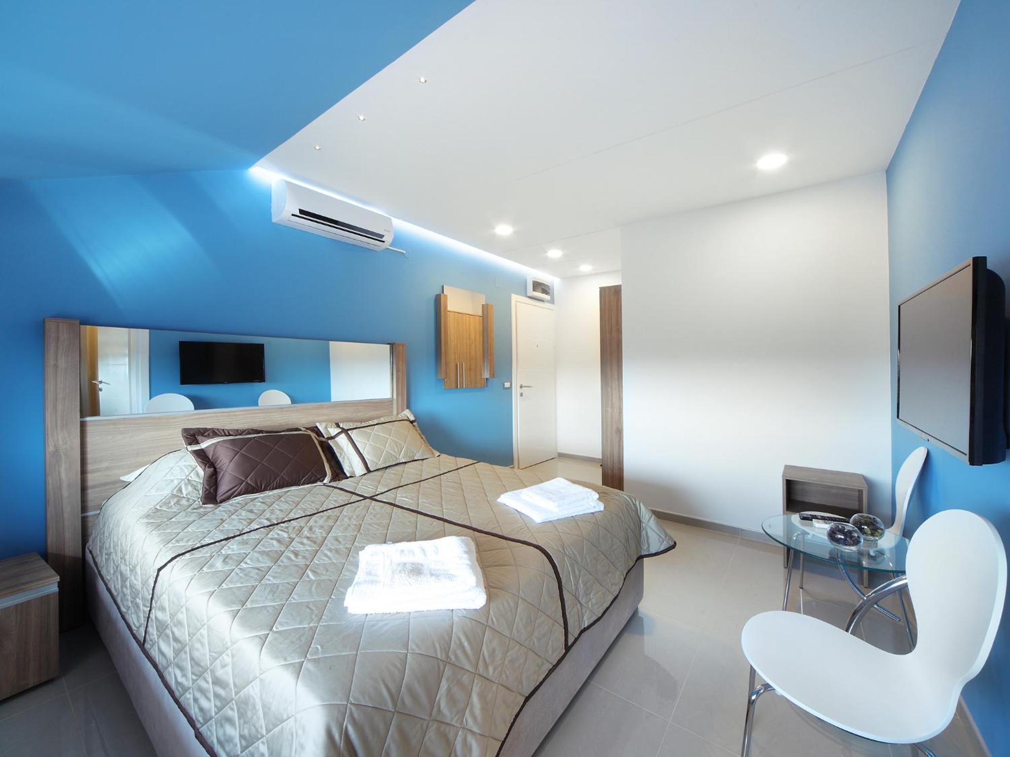 Deluxe Double Room (2 Adults + 1 Child) photo 2