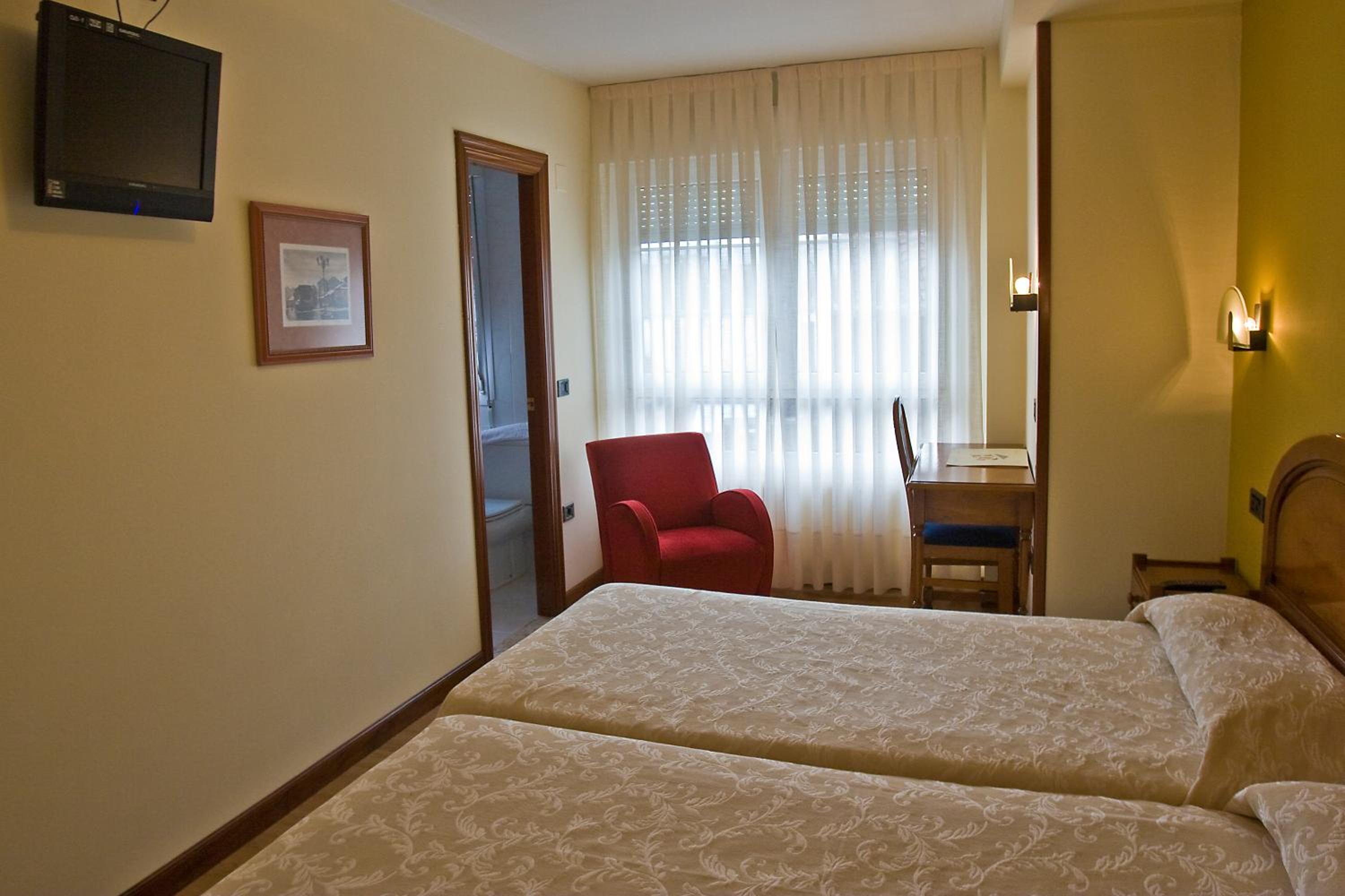 Double or Twin Room - Photo 5